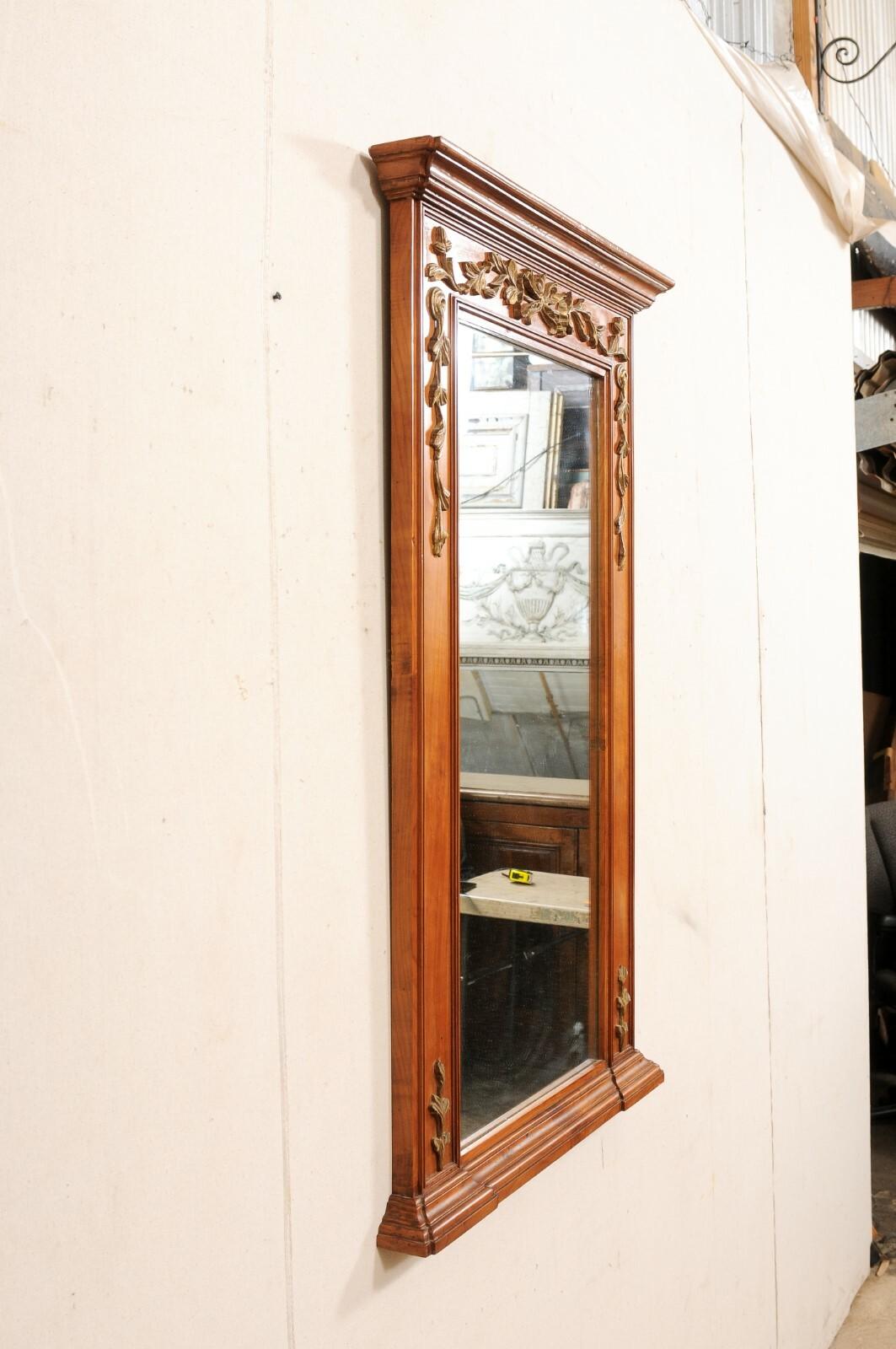 Antiker französischer 4 Fuß hoher Holzspiegel mit neoklassizistischen Schleifentiefel- und Girlanden-Akzenten im Angebot 2
