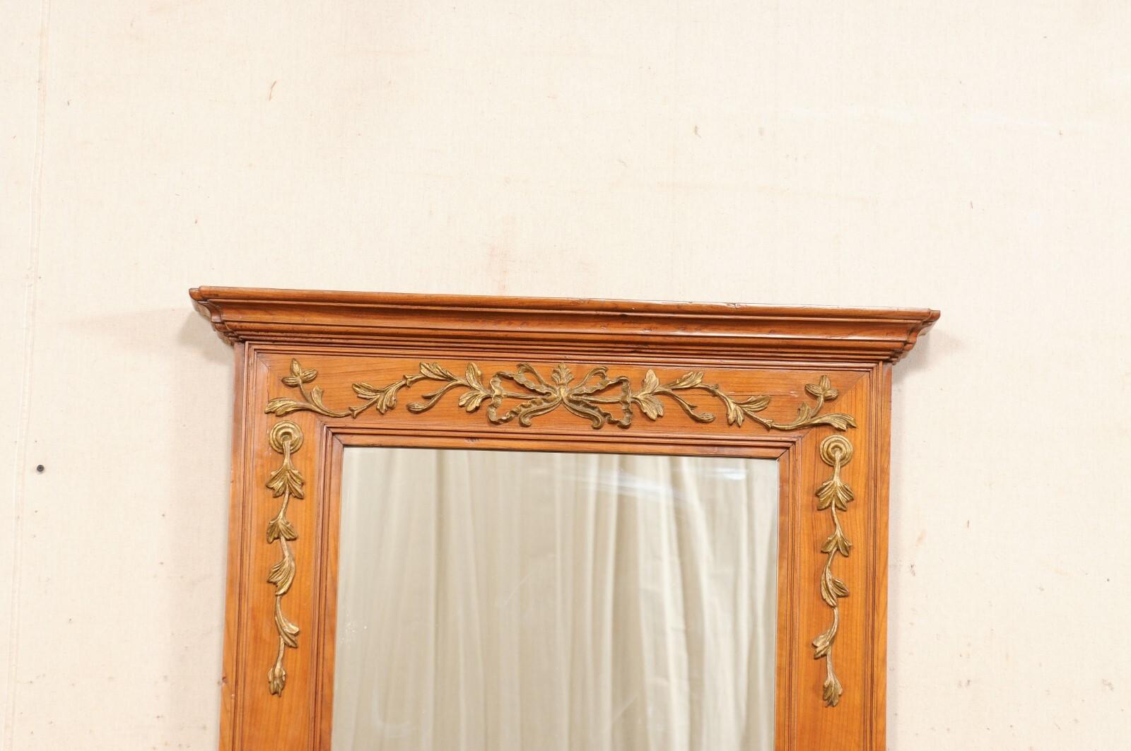 Antiker französischer 4 Fuß hoher Holzspiegel mit neoklassizistischen Schleifentiefel- und Girlanden-Akzenten im Angebot 3
