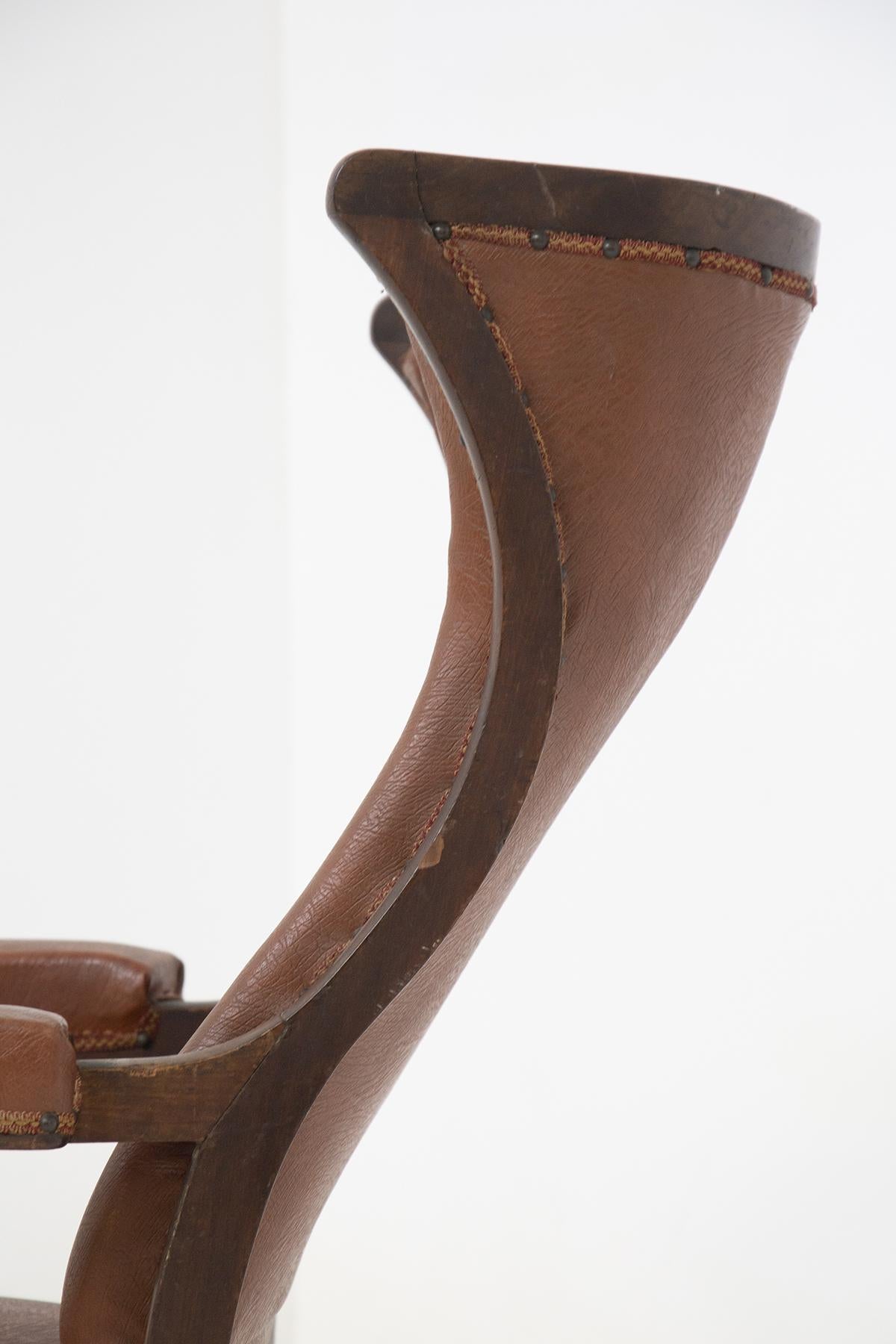 Antiker französischer Sessel aus Originalholz und Leder im Angebot 3