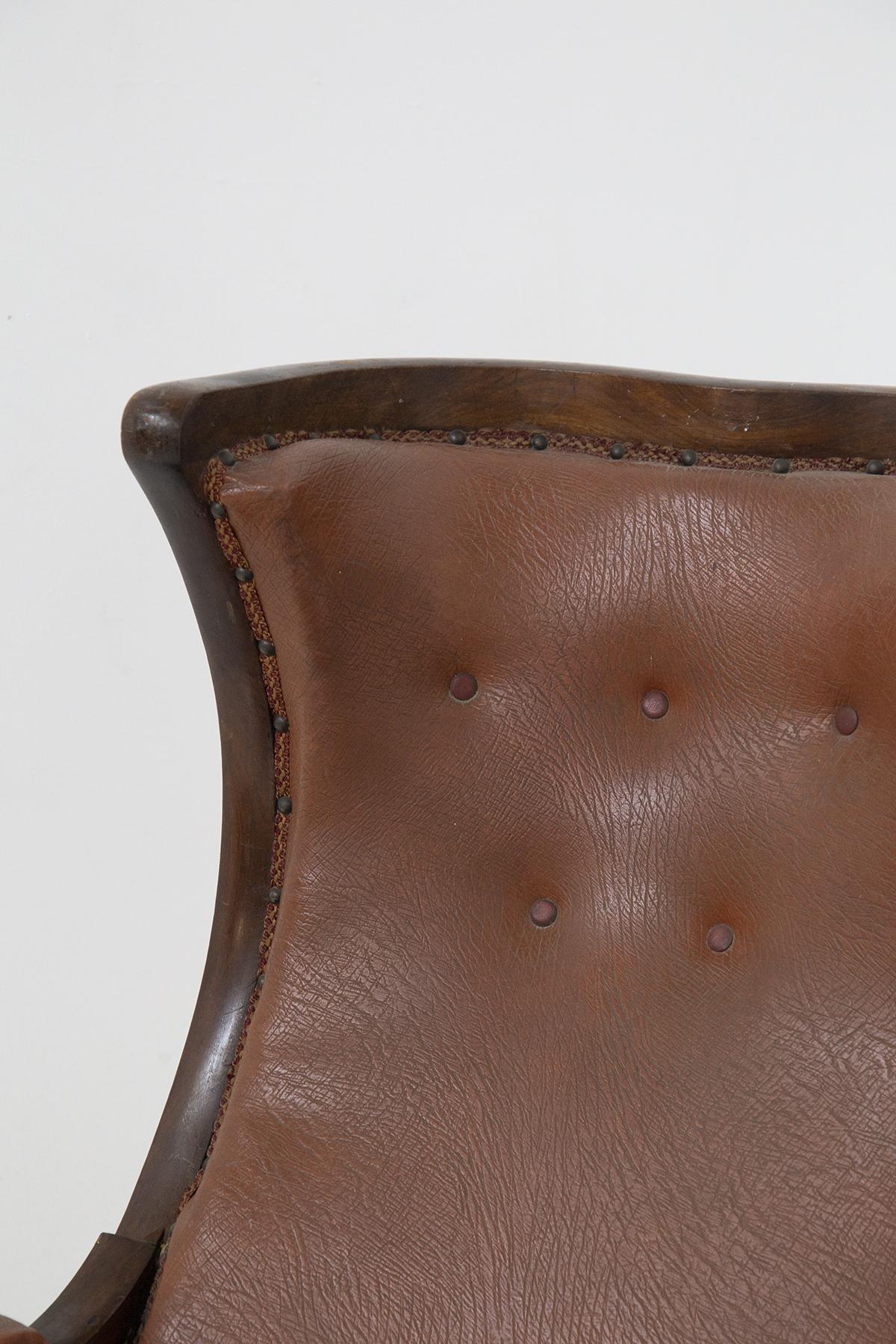Antiker französischer Sessel aus Originalholz und Leder (Messing) im Angebot