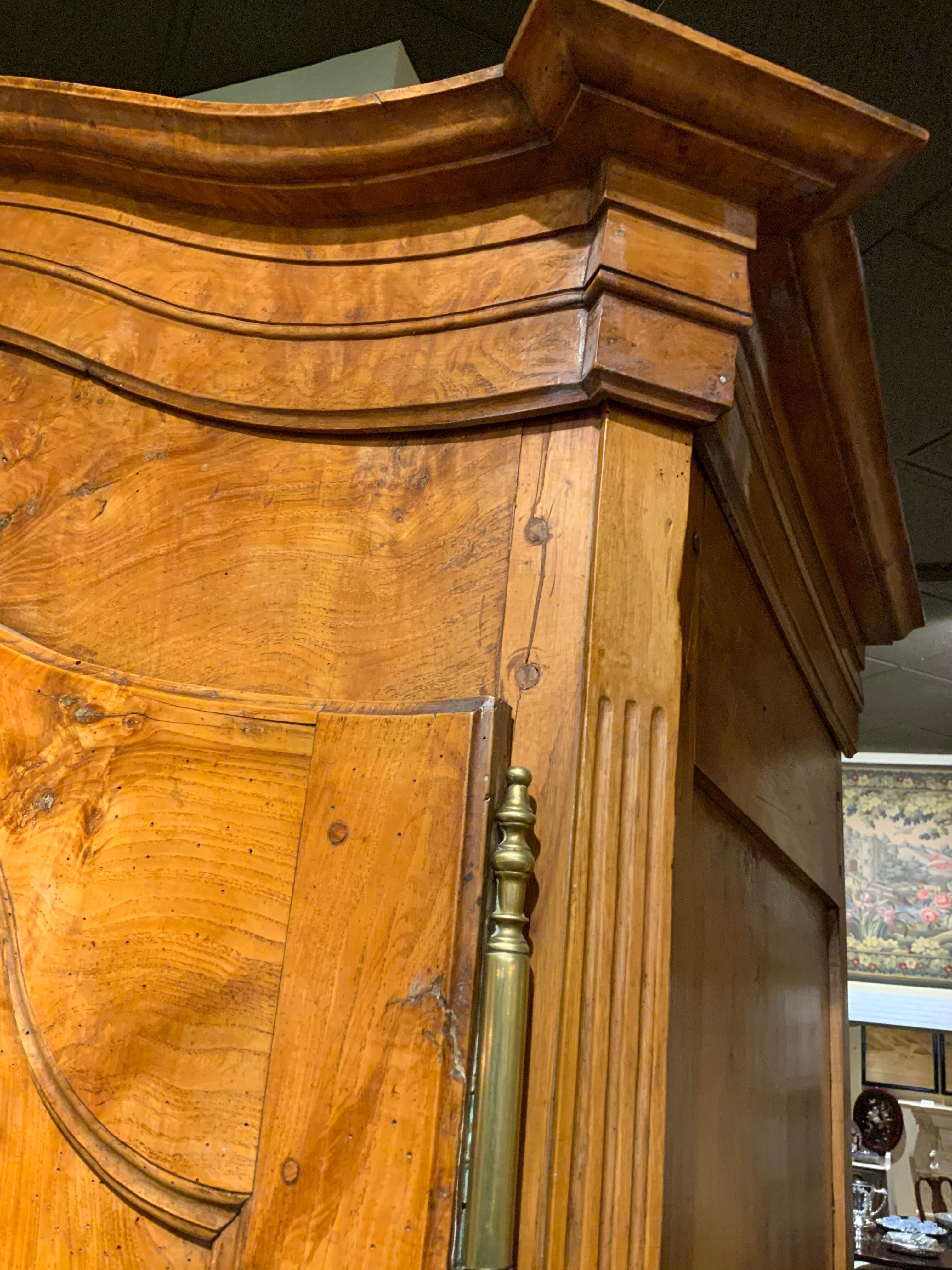 Armoire française ancienne du début du XIXe siècle, avec 3 étagères, style Louis XV en vente 7