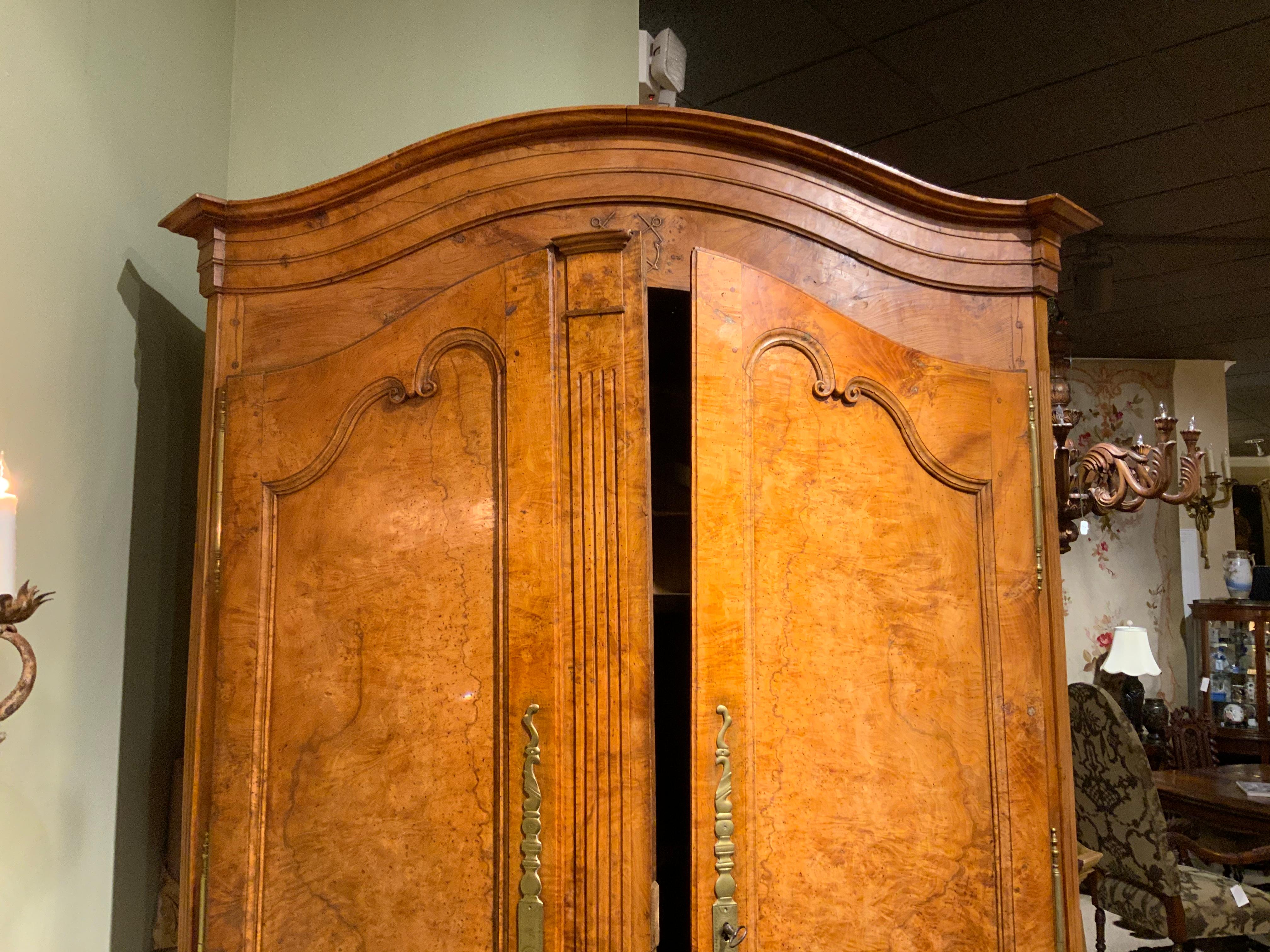 Français Armoire française ancienne du début du XIXe siècle, avec 3 étagères, style Louis XV en vente