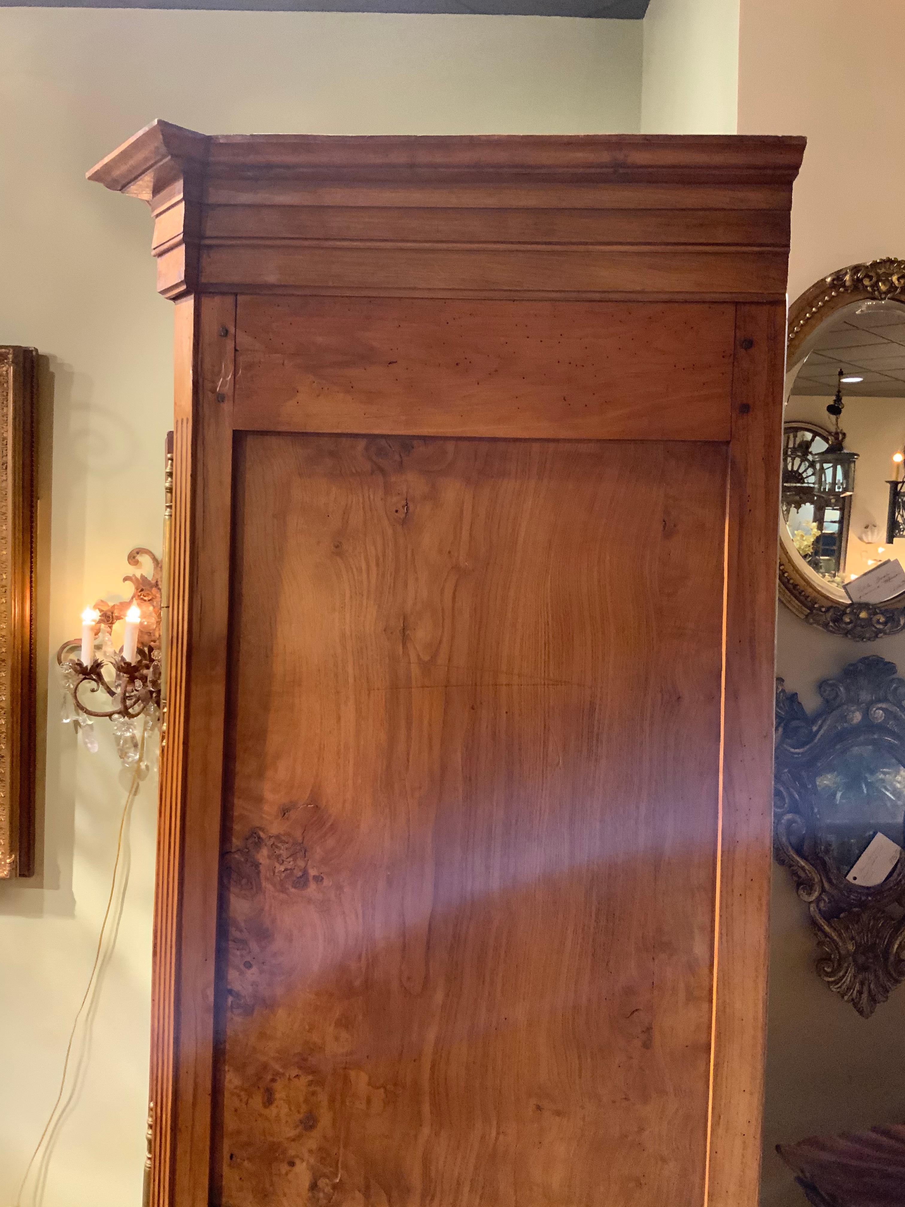 Legno massiccio Armoire francese antico, inizio XIX secolo, con 3 ripiani, Luigi XV in vendita