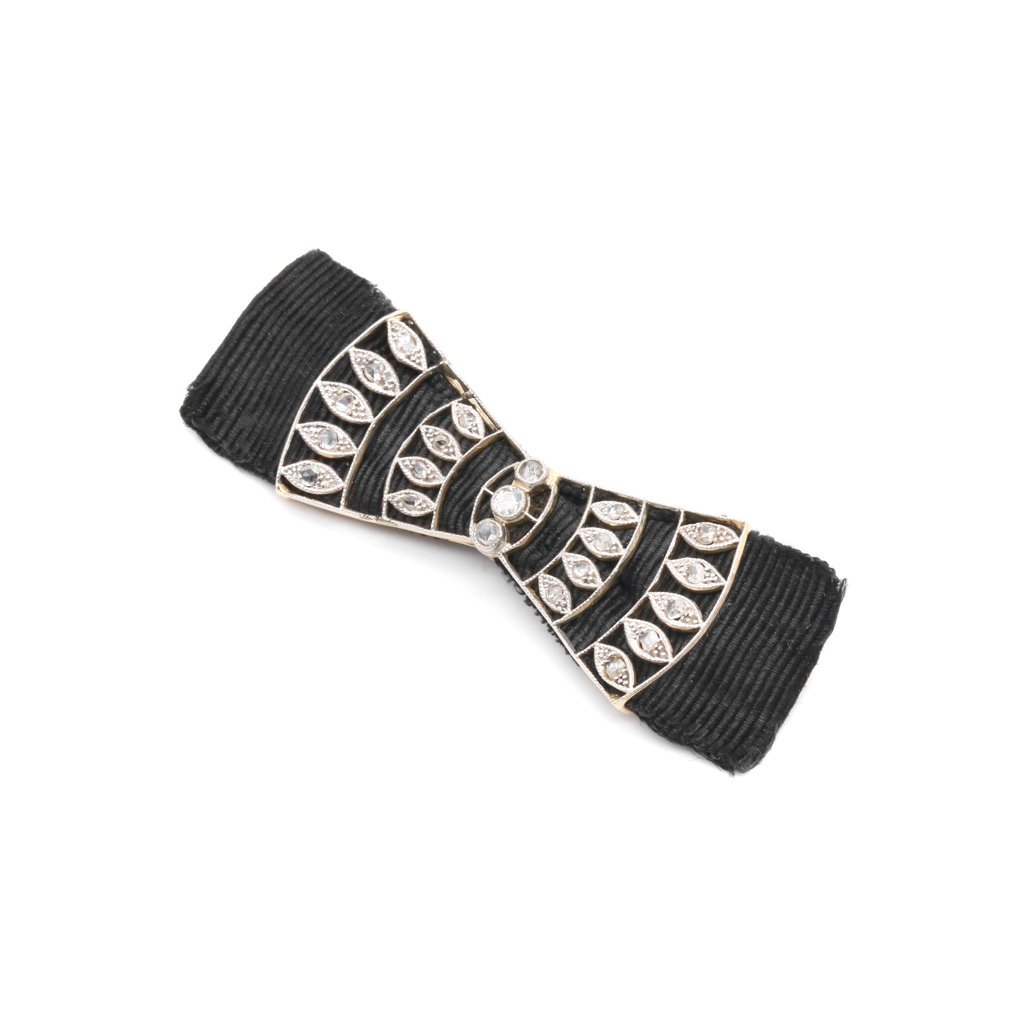 Femenino o masculino Broche francés antiguo Art Déco de oro amarillo de 18 quilates y platino con lazo calado de diamantes en venta