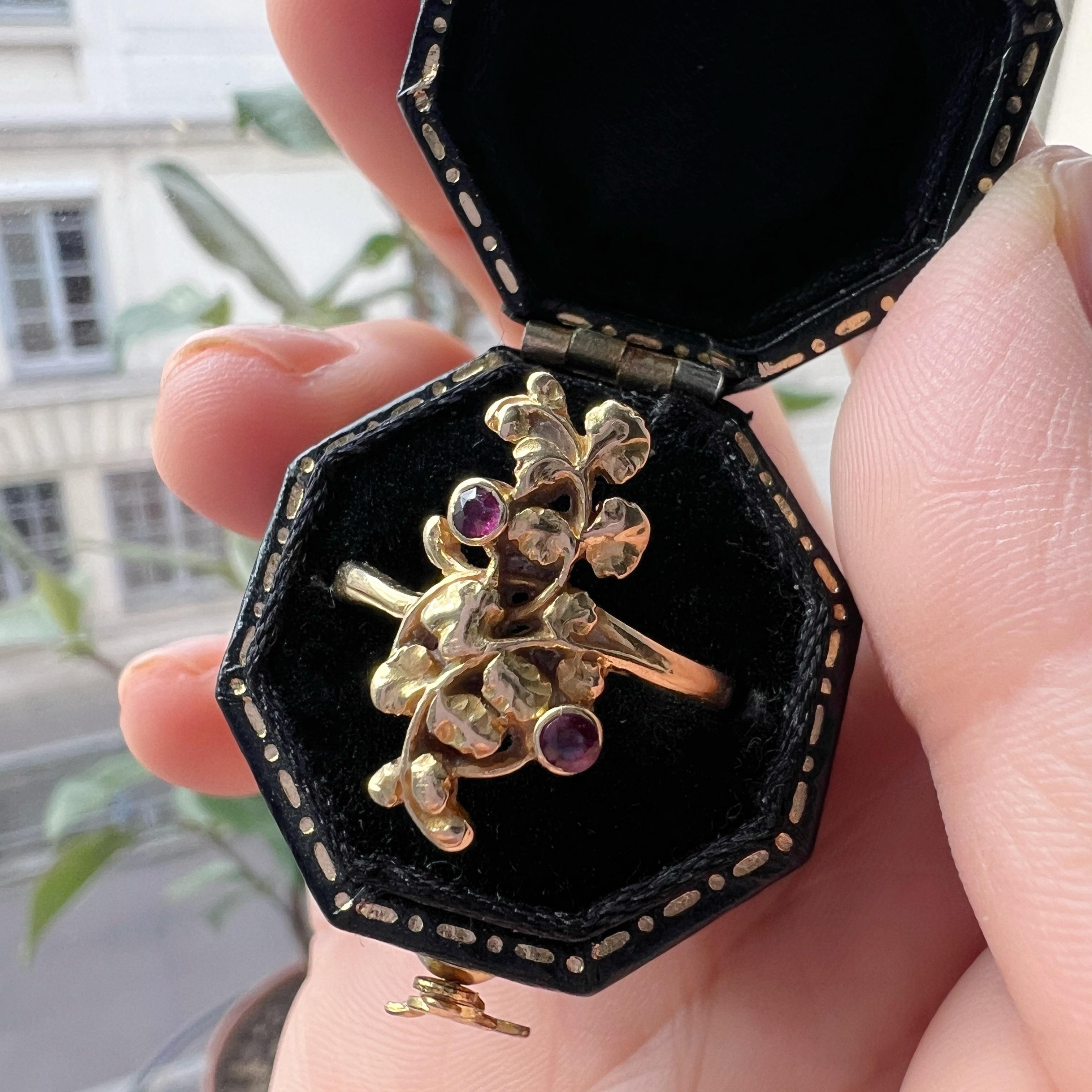 French antique Art Nouveau 18K gold ivy leaves ruby ring In Good Condition For Sale In Versailles, FR