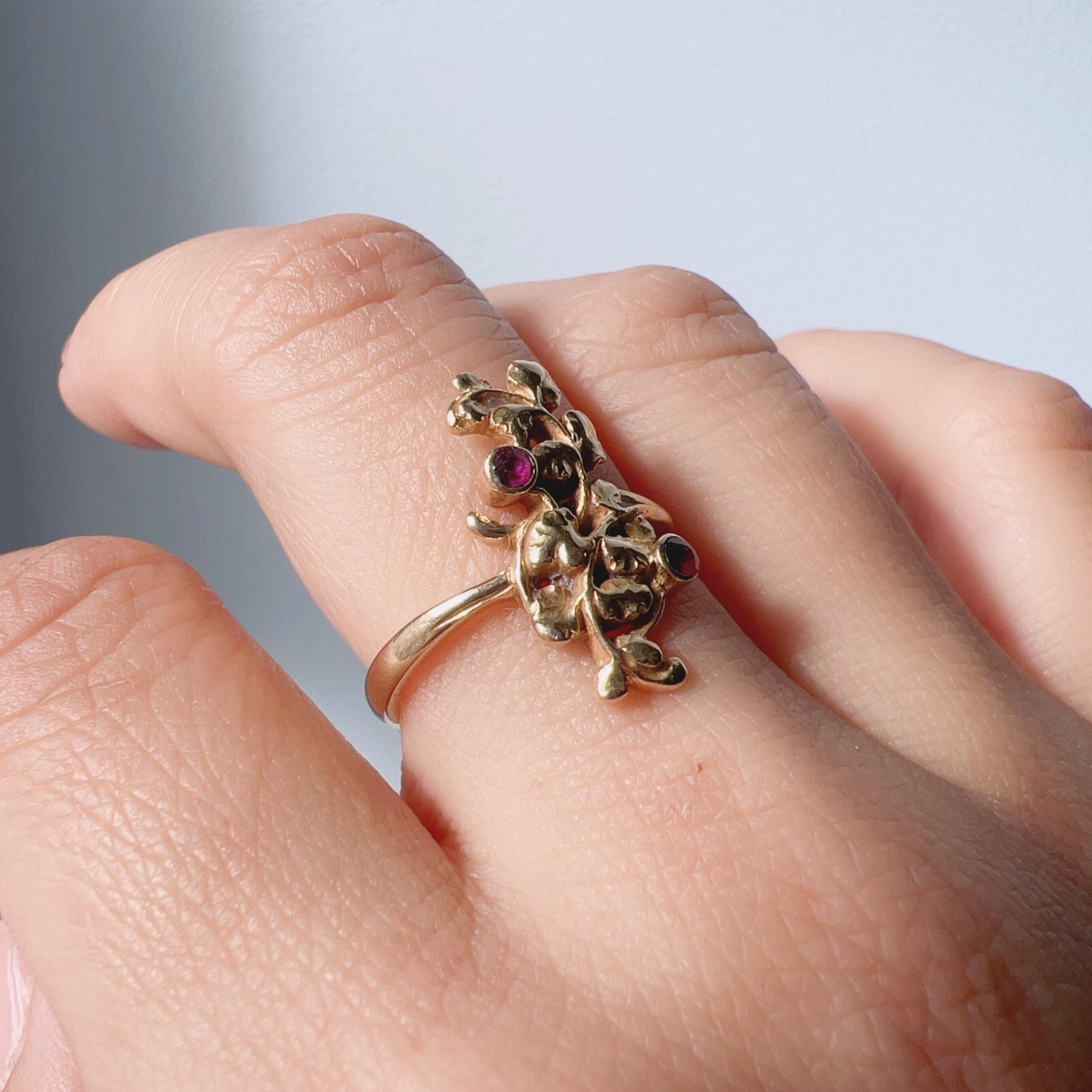 Französischer antiker Jugendstil 18K Gold Efeu Blätter Rubin Ring für Damen oder Herren im Angebot