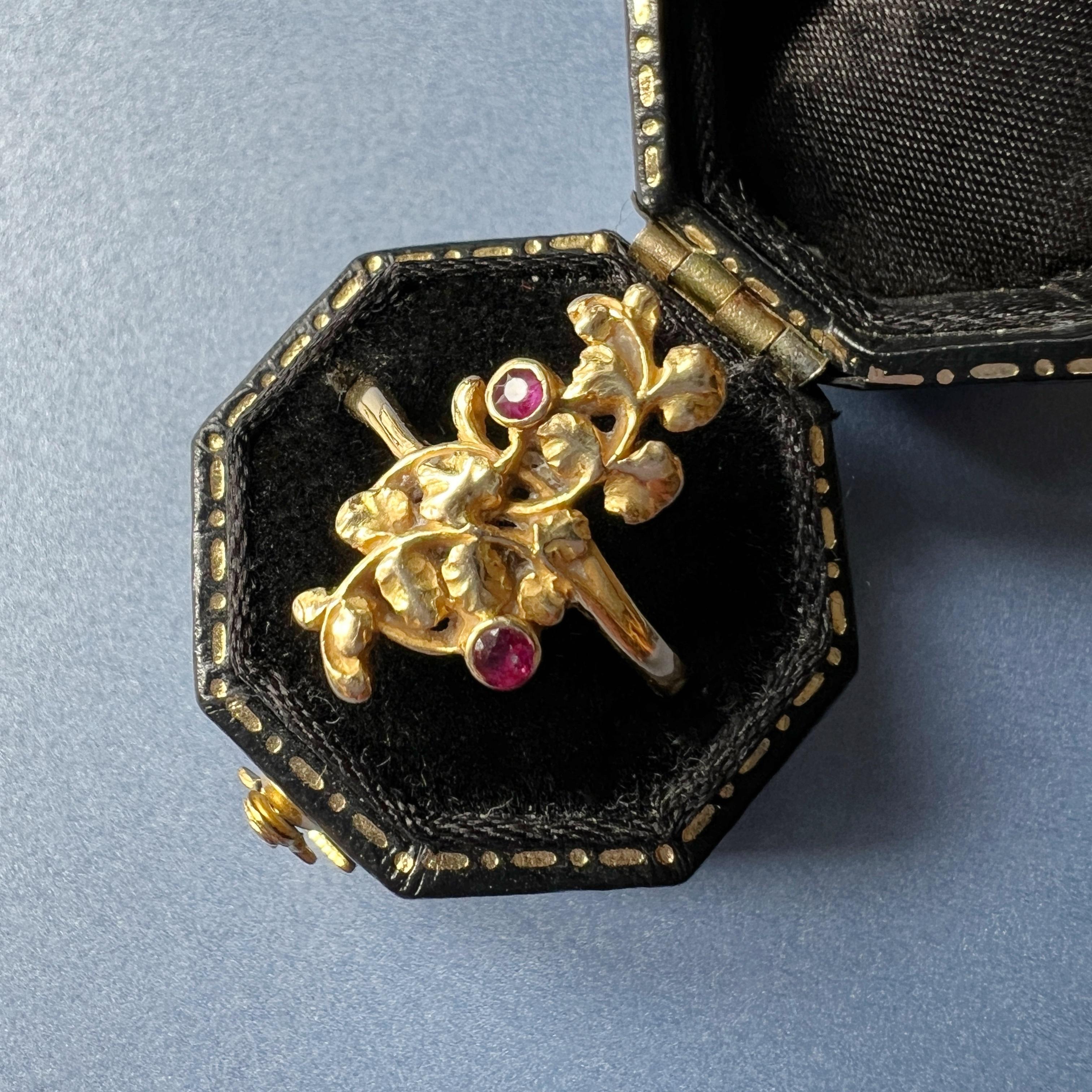 Französischer antiker Jugendstil 18K Gold Efeu Blätter Rubin Ring im Angebot 2
