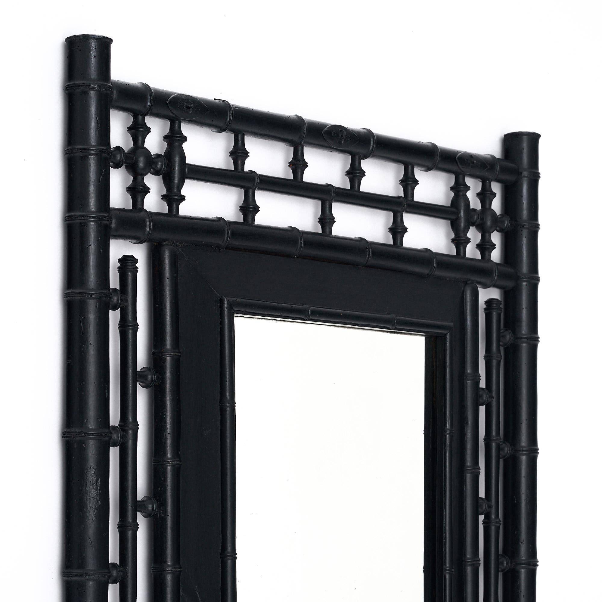 Français Miroir français ancien en bambou en vente