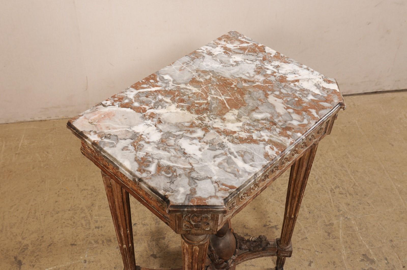 Petite table française ancienne en marbre magnifiquement sculptée avec une histoire fascinante ! Bon état - En vente à Atlanta, GA