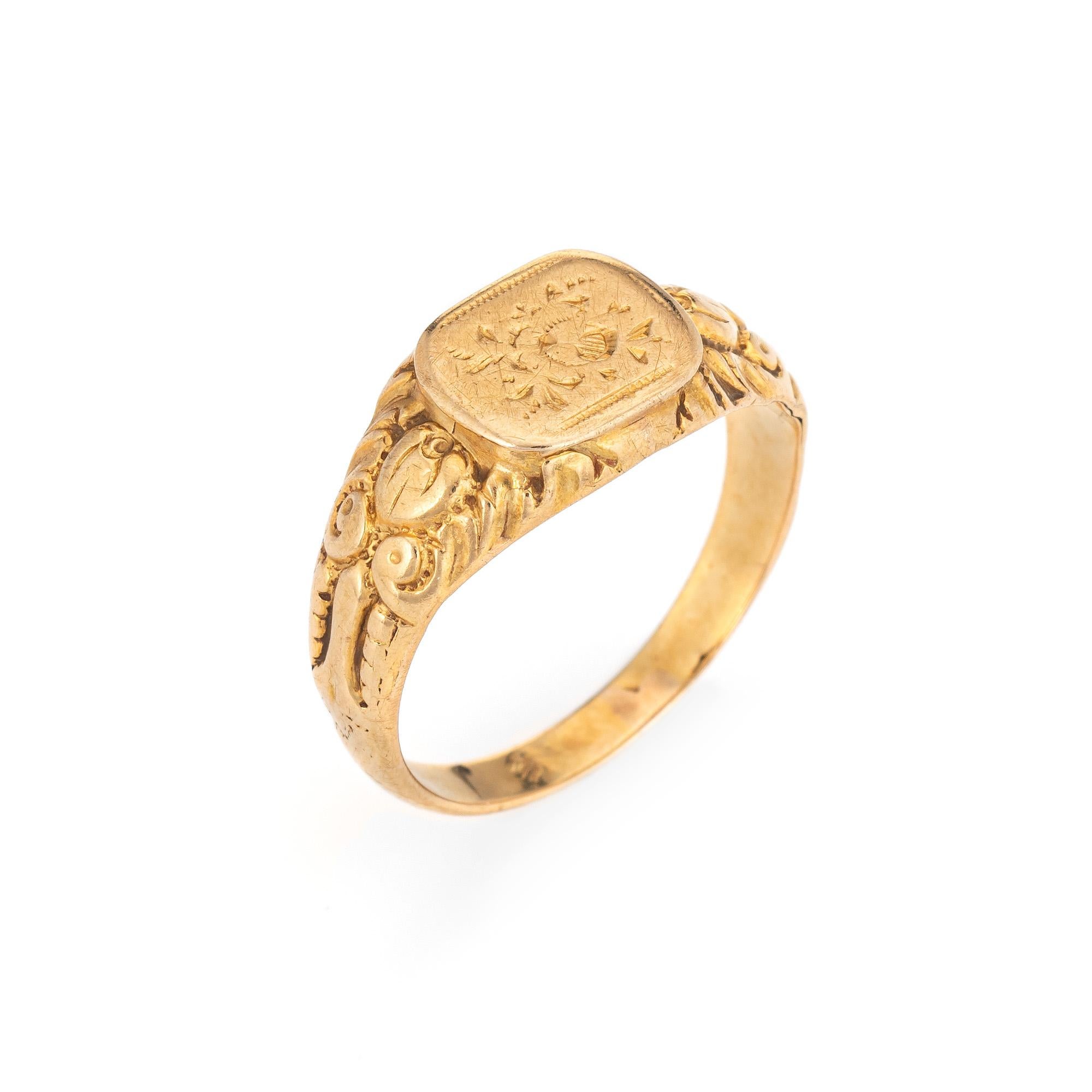 Stylish antique French Belle Epoque signet ring (circa 1910s) crafted in 18 karat yellow gold. 

The small signet ring features an etched floral display to the square signet mount. The side shoulders are decorated with a display of flowers and