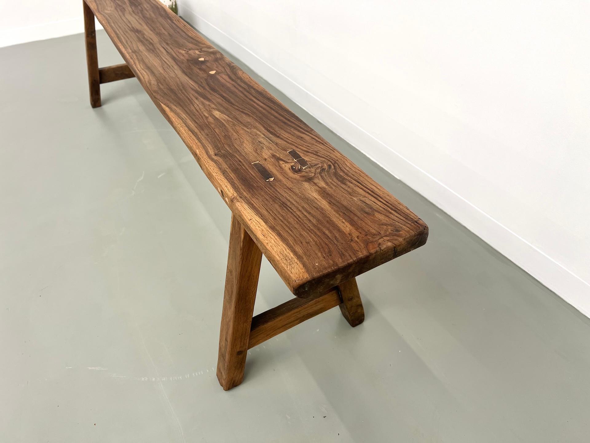 Banc ancien français en noyer massif en vente 3