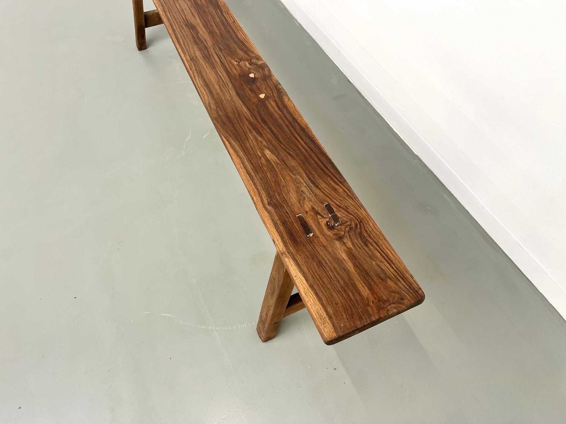 Banc ancien français en noyer massif en vente 4
