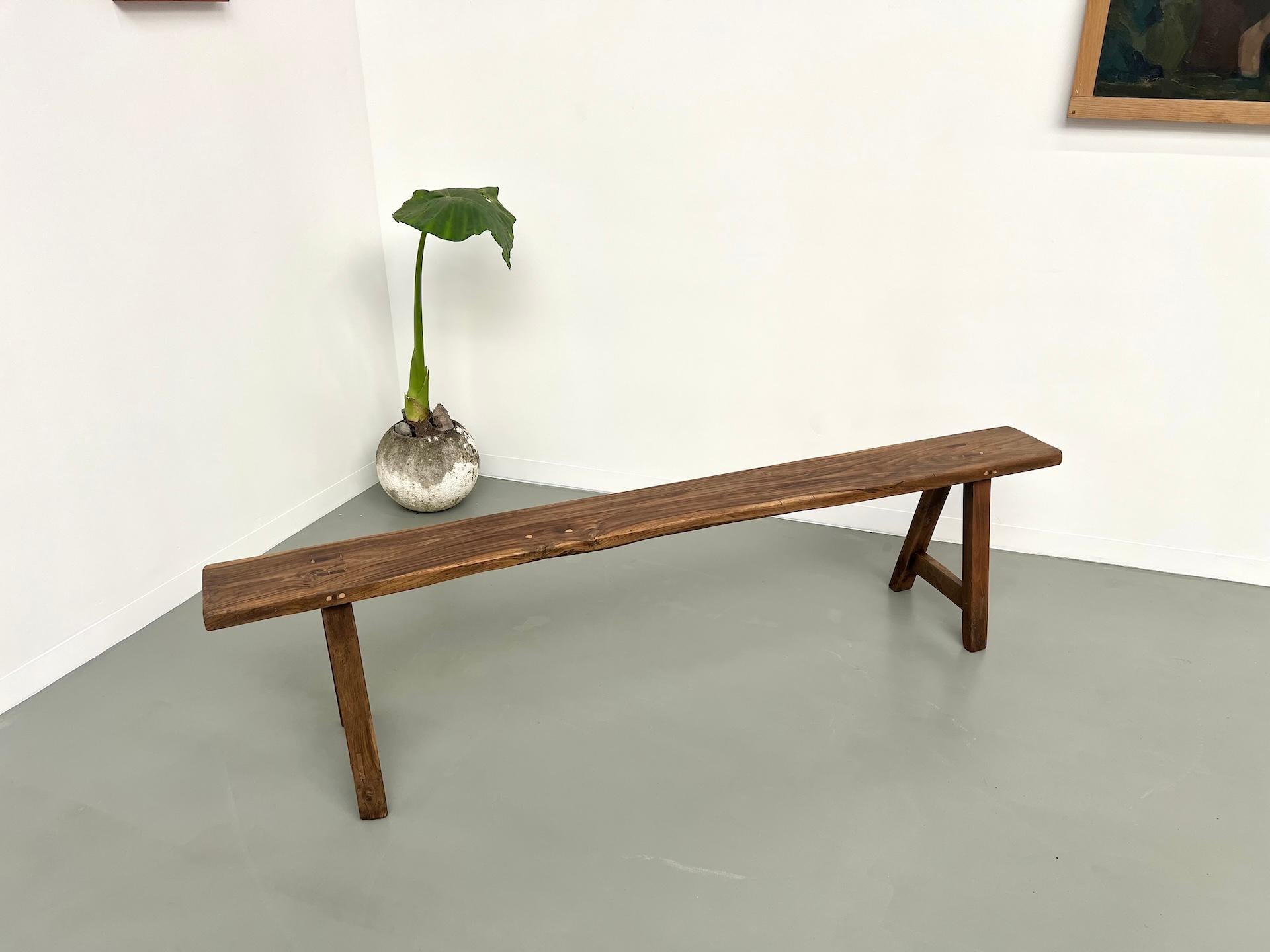 Banc ancien français en noyer massif en vente 6