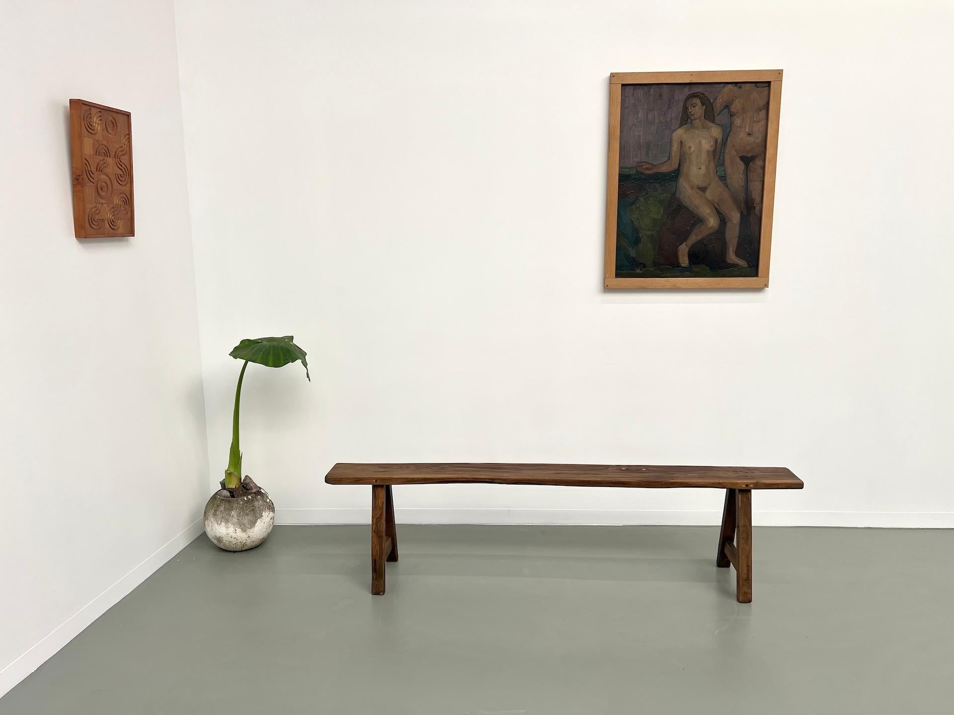 Superbe banc des années 1950 en noyer massif au veinage unique. Entièrement restauré par notre ébéniste, le banc est parfaitement solide et stable sur ses pieds. Traité et protégé par un vernis mat incolore, il ne demande qu'à vous rejoindre et à