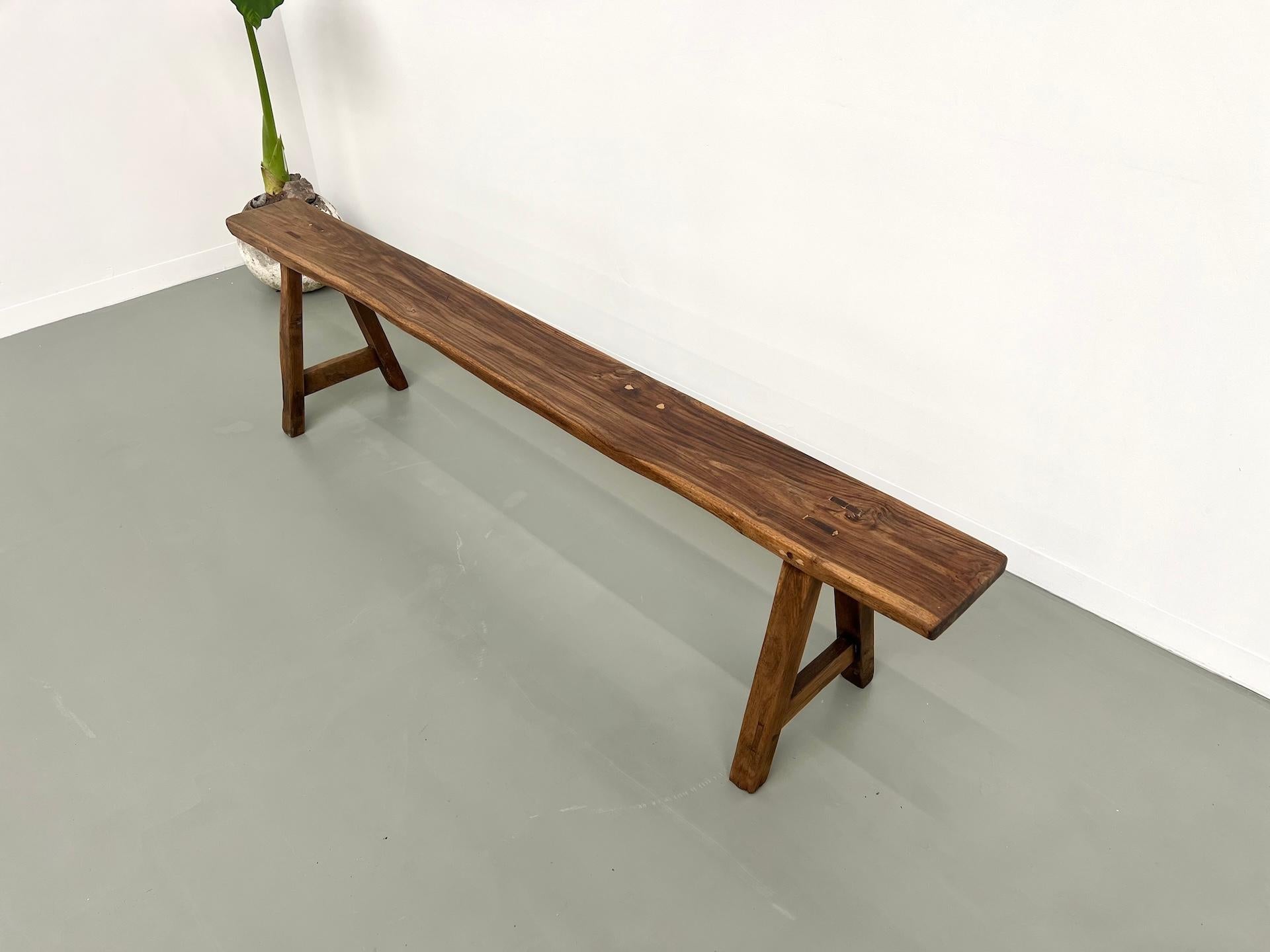 Banc ancien français en noyer massif en vente 1