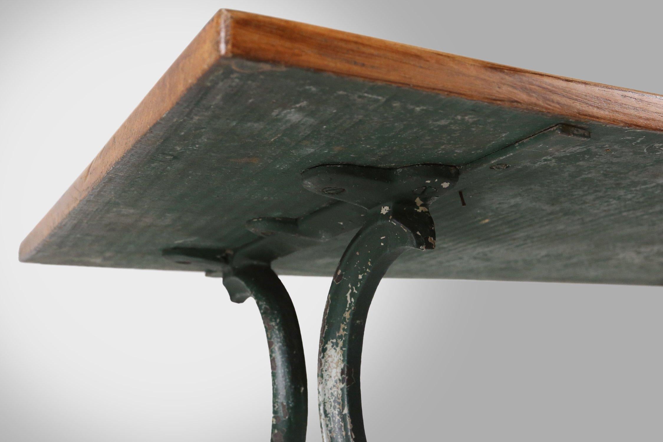 French antique Bistro Table with Metal Base and Oak Top, 1890s en venta 4