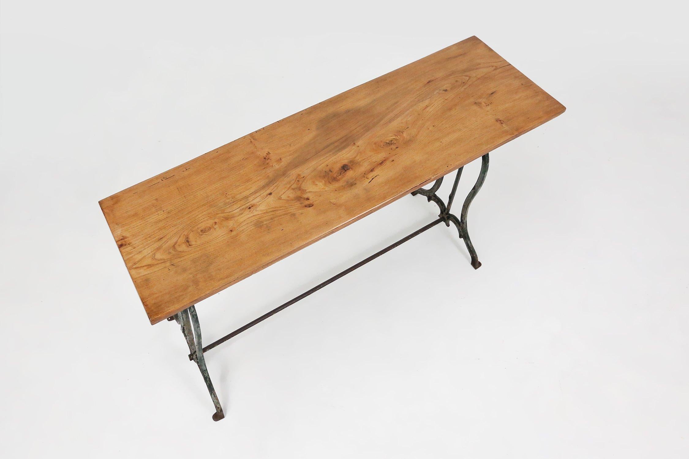 French antique Bistro Table with Metal Base and Oak Top, 1890s siglo XIX en venta
