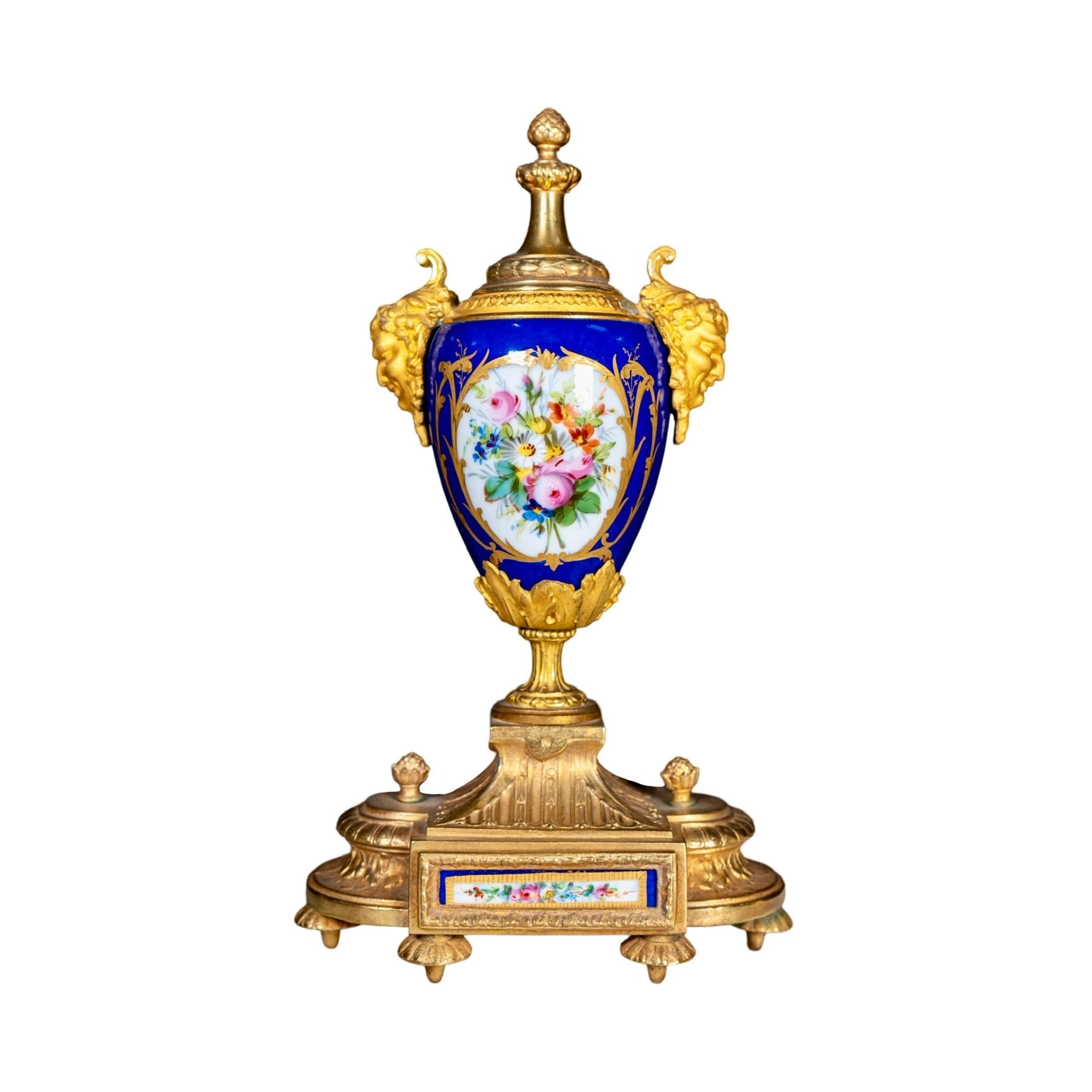 French Antique Bonze and Porcelain Garniture Clock Set For Sale 2