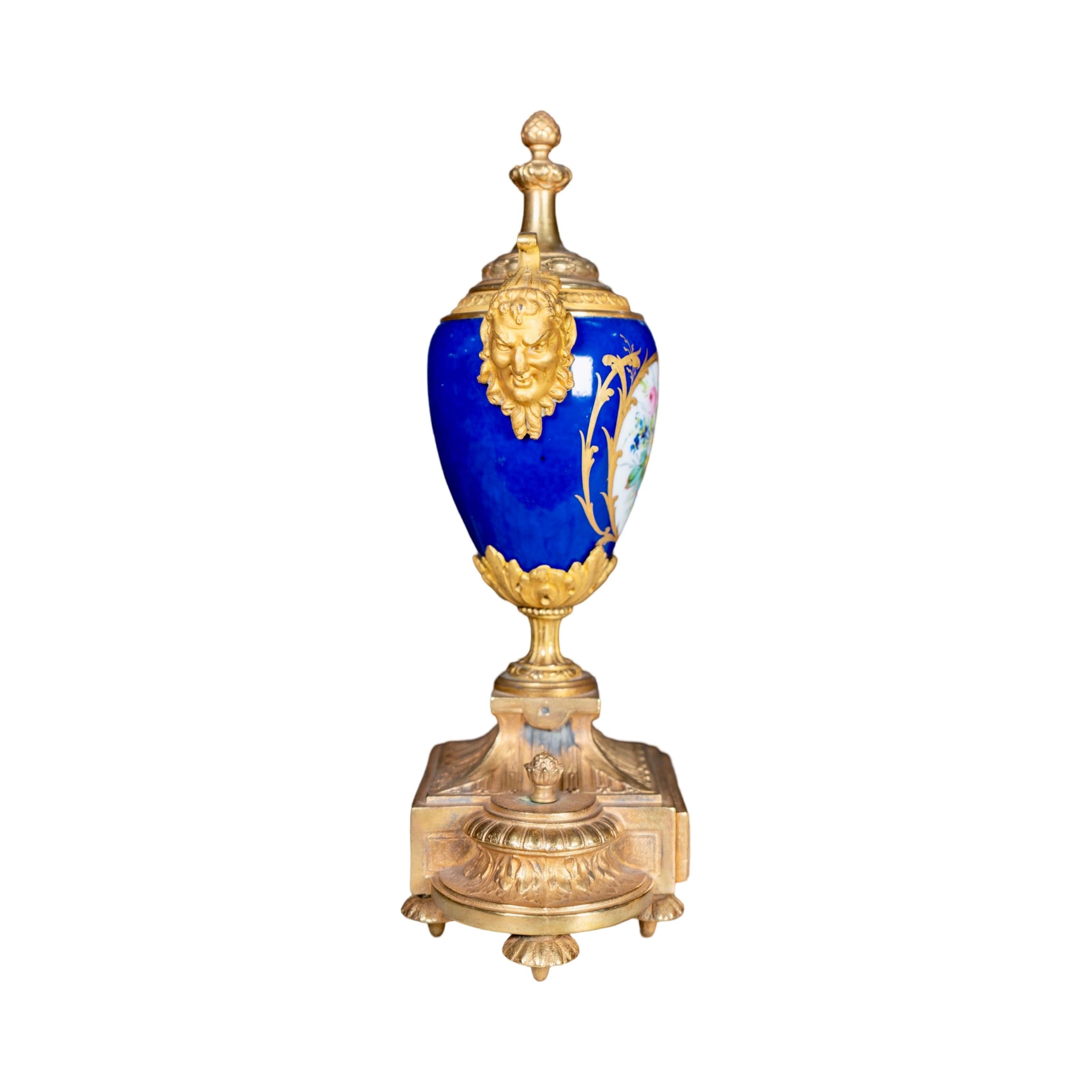 French Antique Bonze and Porcelain Garniture Clock Set For Sale 4