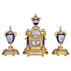 Ensemble d'horloge et de garnitures en porcelaine et en bronze antique français