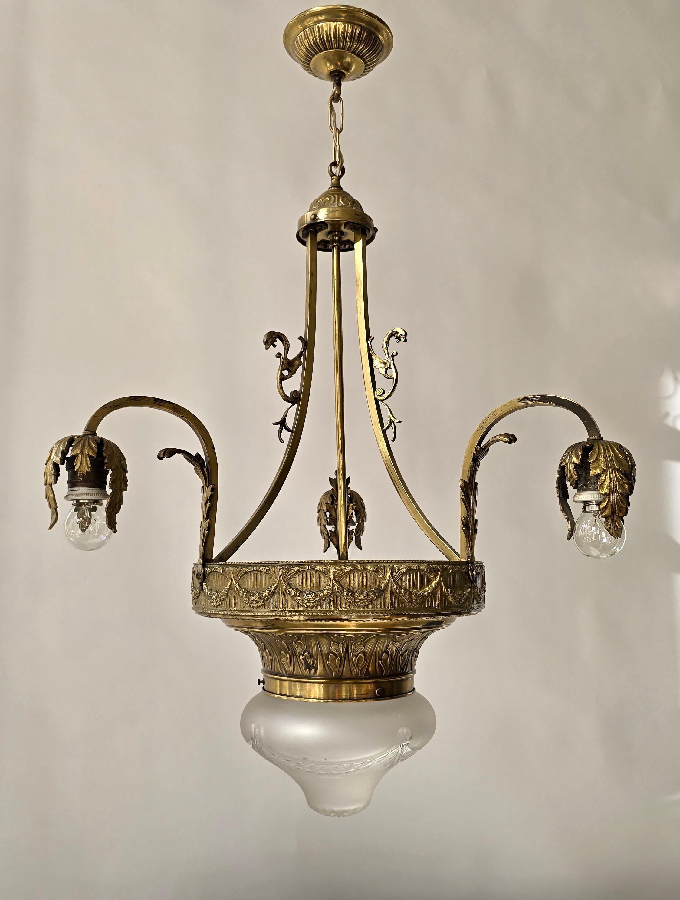 Lustre français en laiton antique avec coupe en verre dépoli, vers 1920 Bon état - En vente à Antwerp, BE