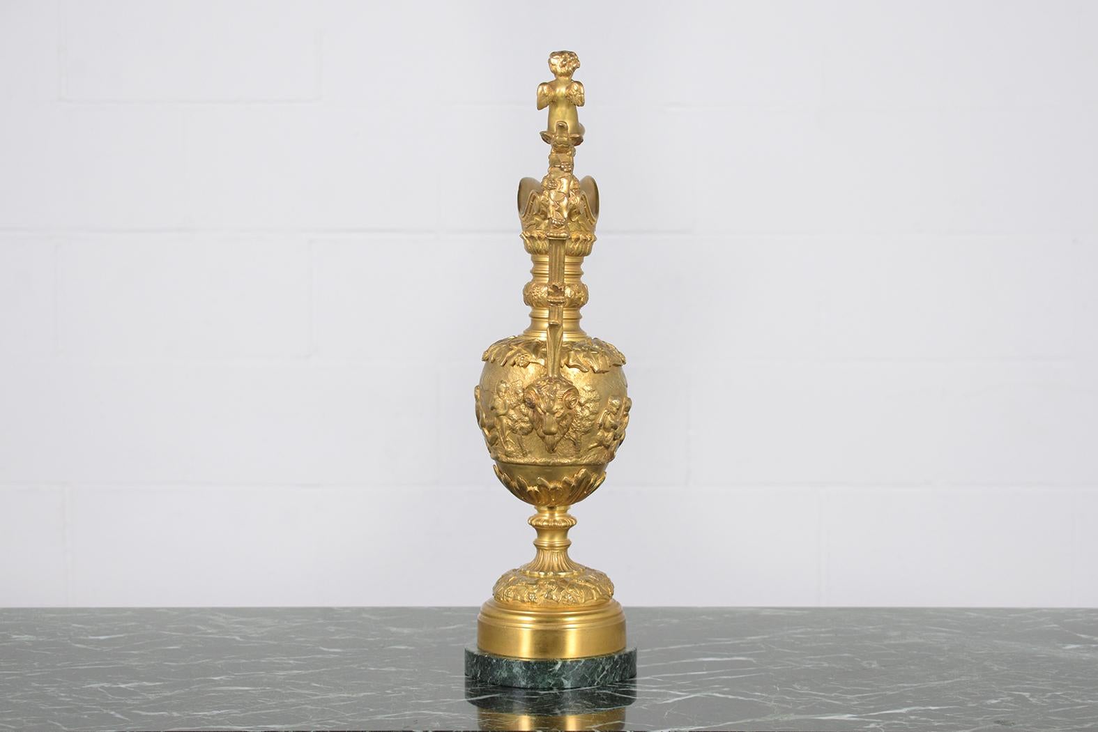 Frühe 1900er Französisch antike Bronze und Marmor Urne (Geschnitzt) im Angebot