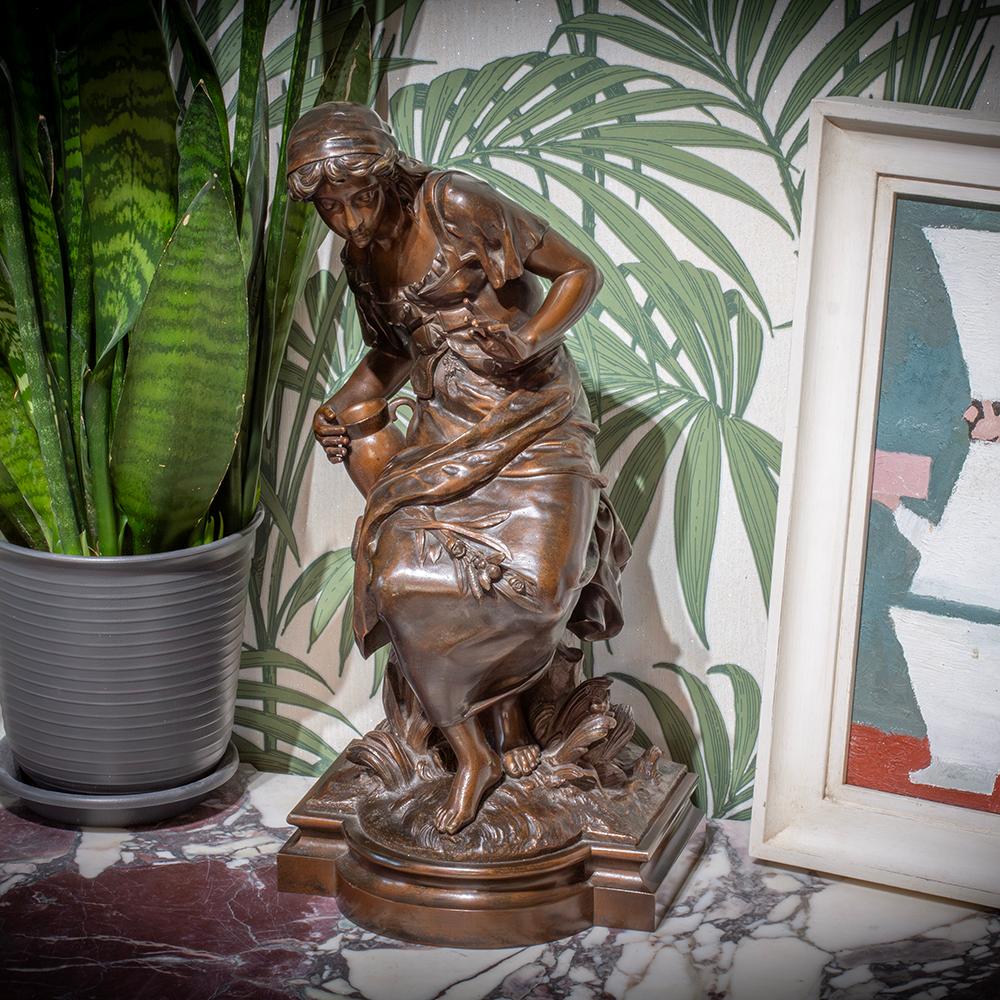 Die Dame und die Biene

Aus unserer Kollektion von Bronzeskulpturen bieten wir Ihnen diese schöne französische Bronzeskulptur von Eutrope Bouret an. Die in Bronze modellierte und hervorragend patinierte Skulptur zeigt eine sitzende Jungfrau auf