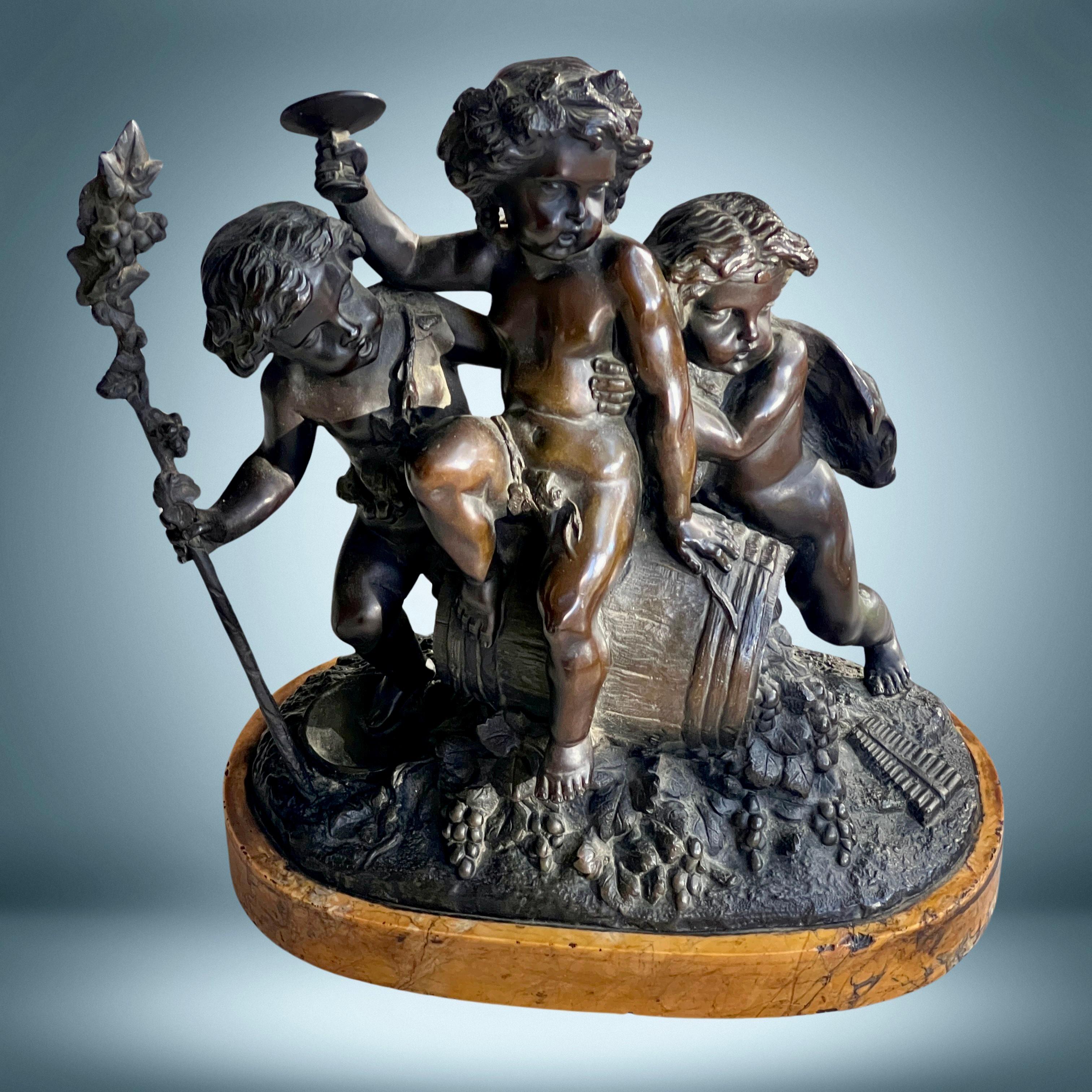 Gruppo scultoreo francese in bronzo antico: Tre putti baccanali dopo Louis Charles Buhot (Francia, 1815-1865)

Un delizioso gruppo in bronzo che raffigura tre putti in una scena di baccanale, che celebrano il raccolto con fascino e vitalità. Le