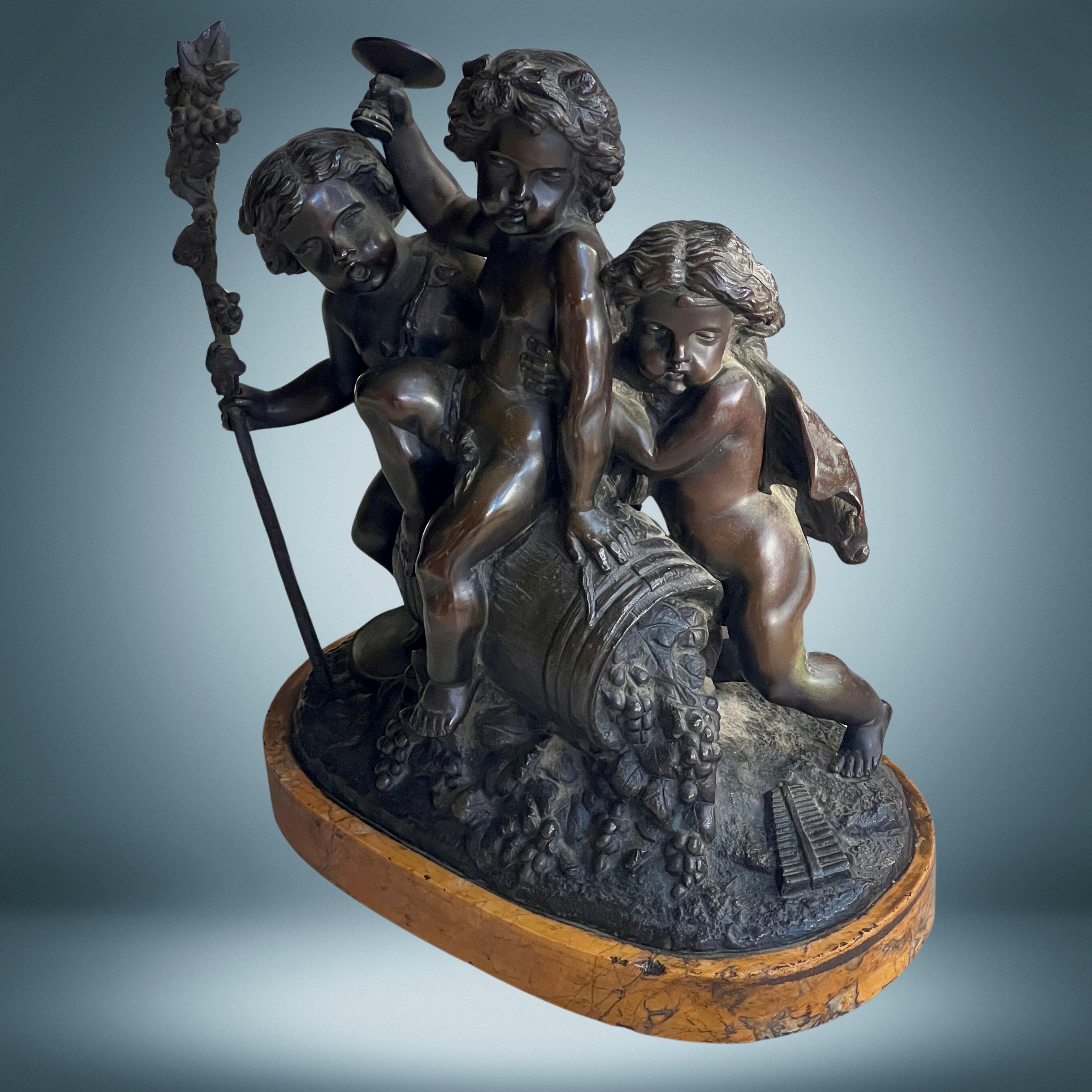Neoimpero Scultura francese in bronzo antico Gruppo di tre putti baccanali in vendita