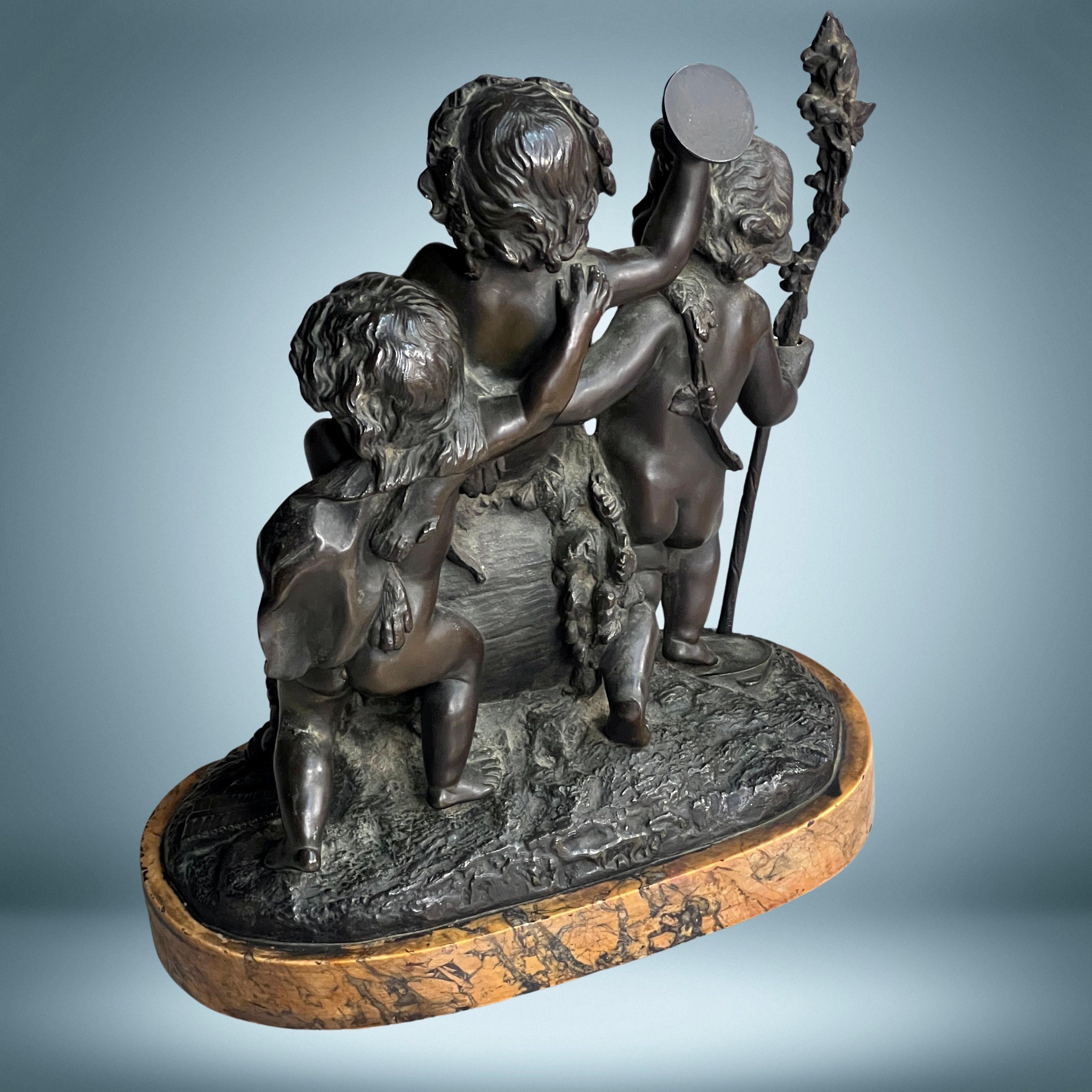 Francese Scultura francese in bronzo antico Gruppo di tre putti baccanali in vendita