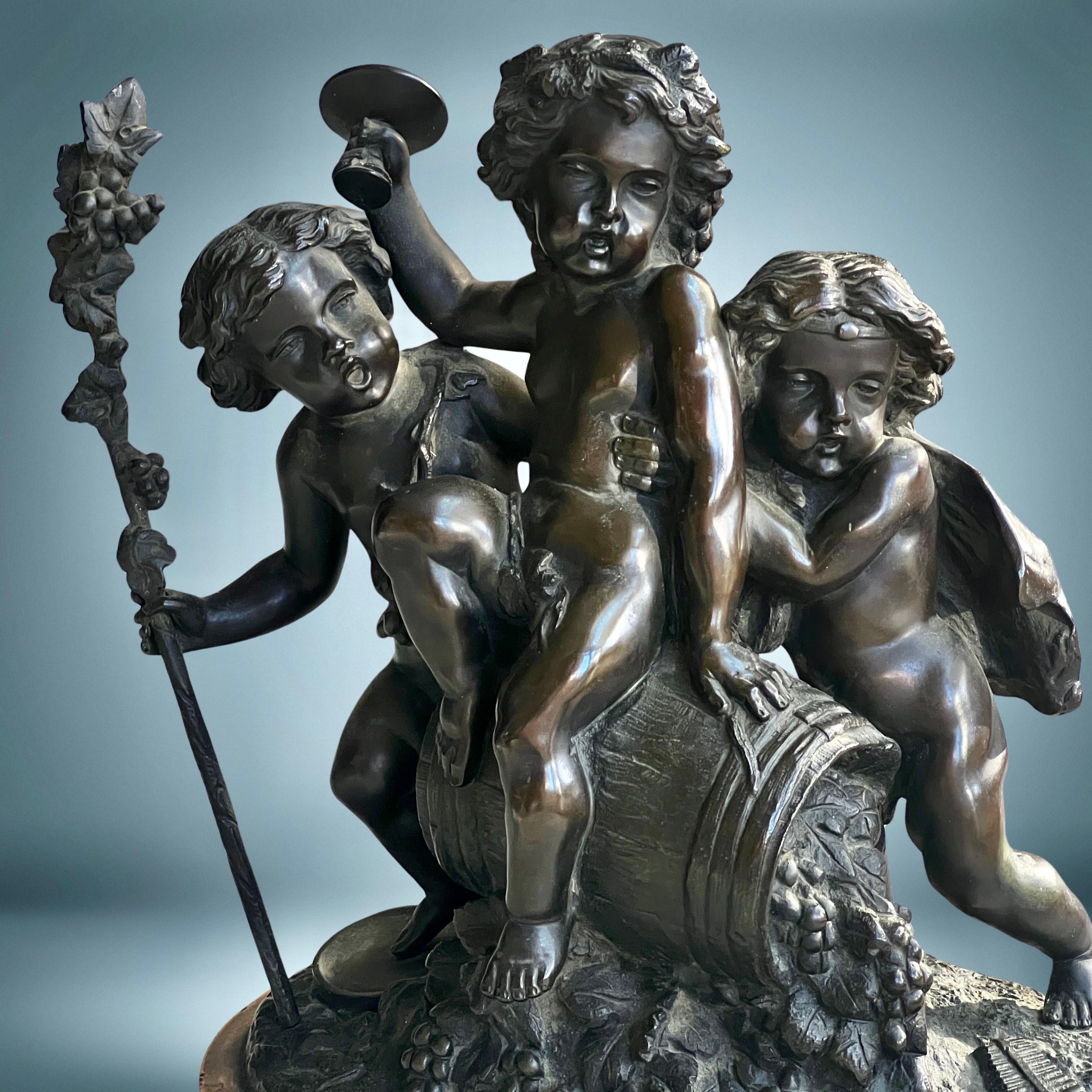Fine XIX secolo Scultura francese in bronzo antico Gruppo di tre putti baccanali in vendita