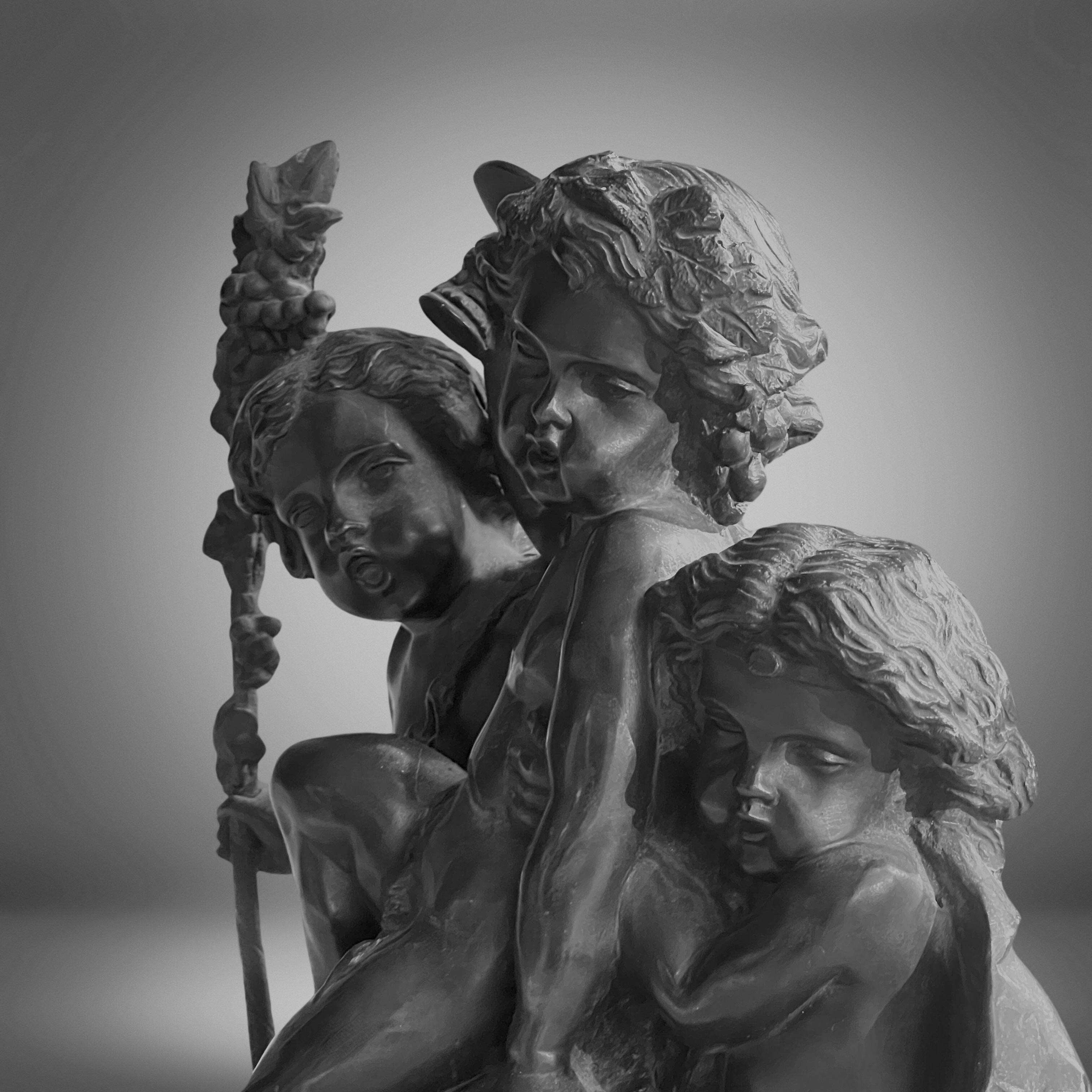 Bronzo Scultura francese in bronzo antico Gruppo di tre putti baccanali in vendita