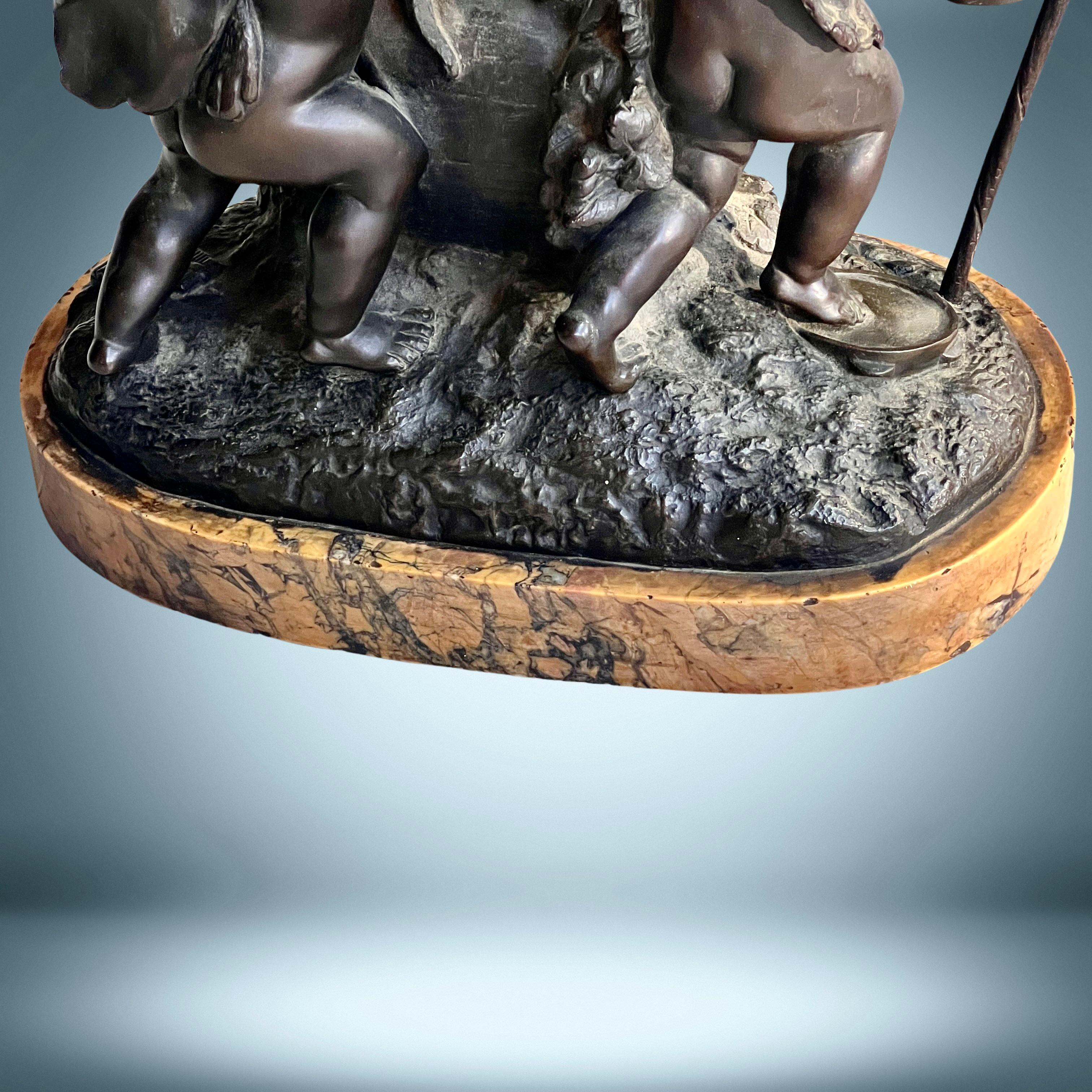 Scultura francese in bronzo antico Gruppo di tre putti baccanali in vendita 1