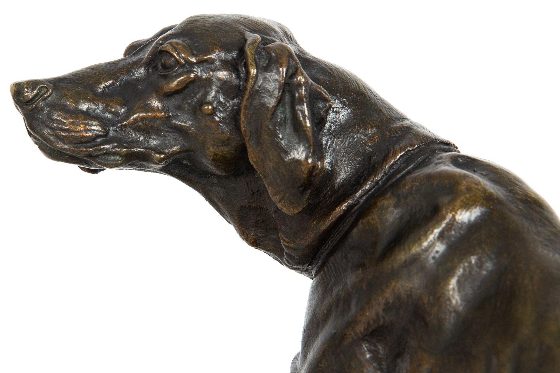 Français Sculpture en bronze ancien représentant un chien avec un lapin par Pierre Jules Mêne en vente