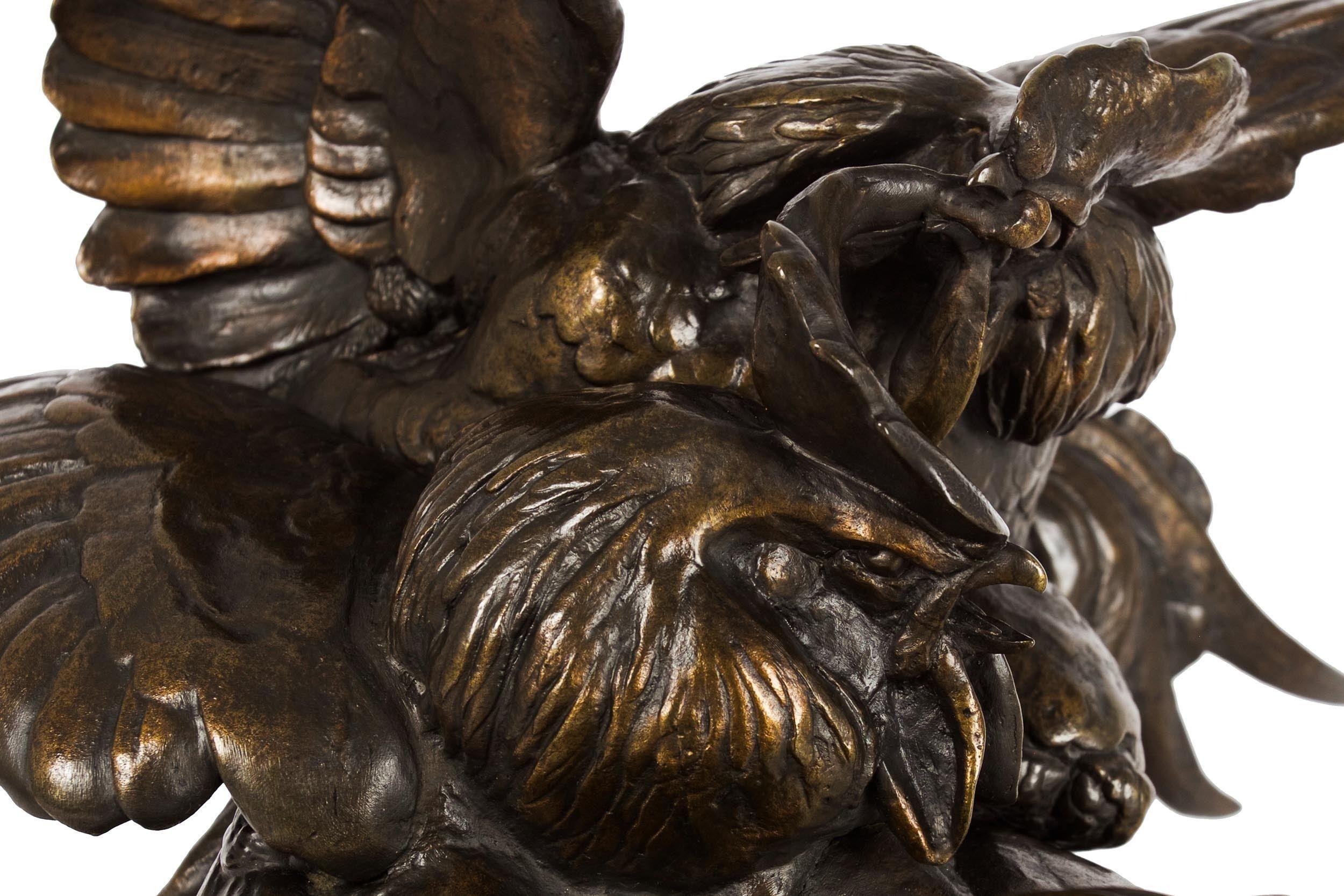 Sculpture française en bronze ancien représentant des coqs combattants par Auguste Cain 2