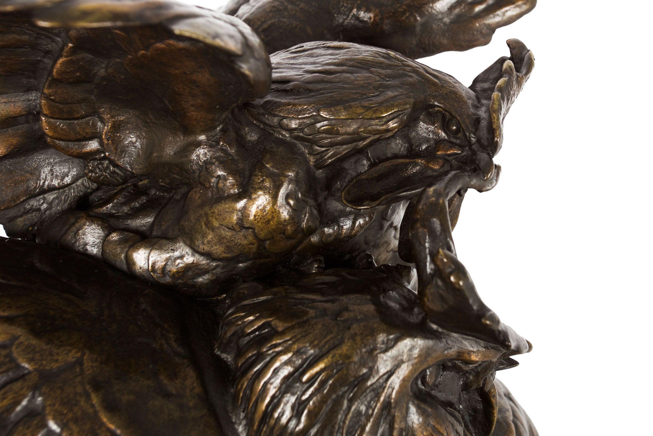 Sculpture française en bronze ancien représentant des coqs combattants par Auguste Cain 5