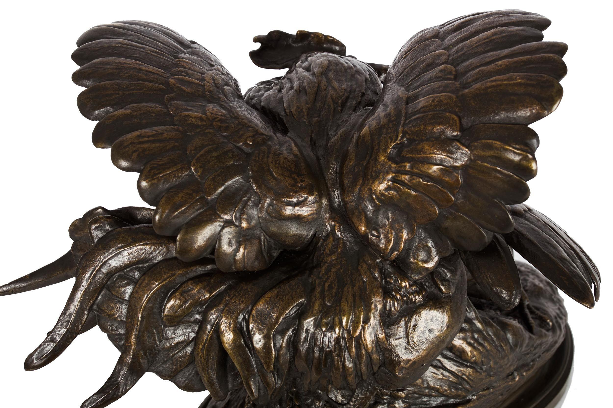 Romantique Sculpture française en bronze ancien représentant des coqs combattants par Auguste Cain