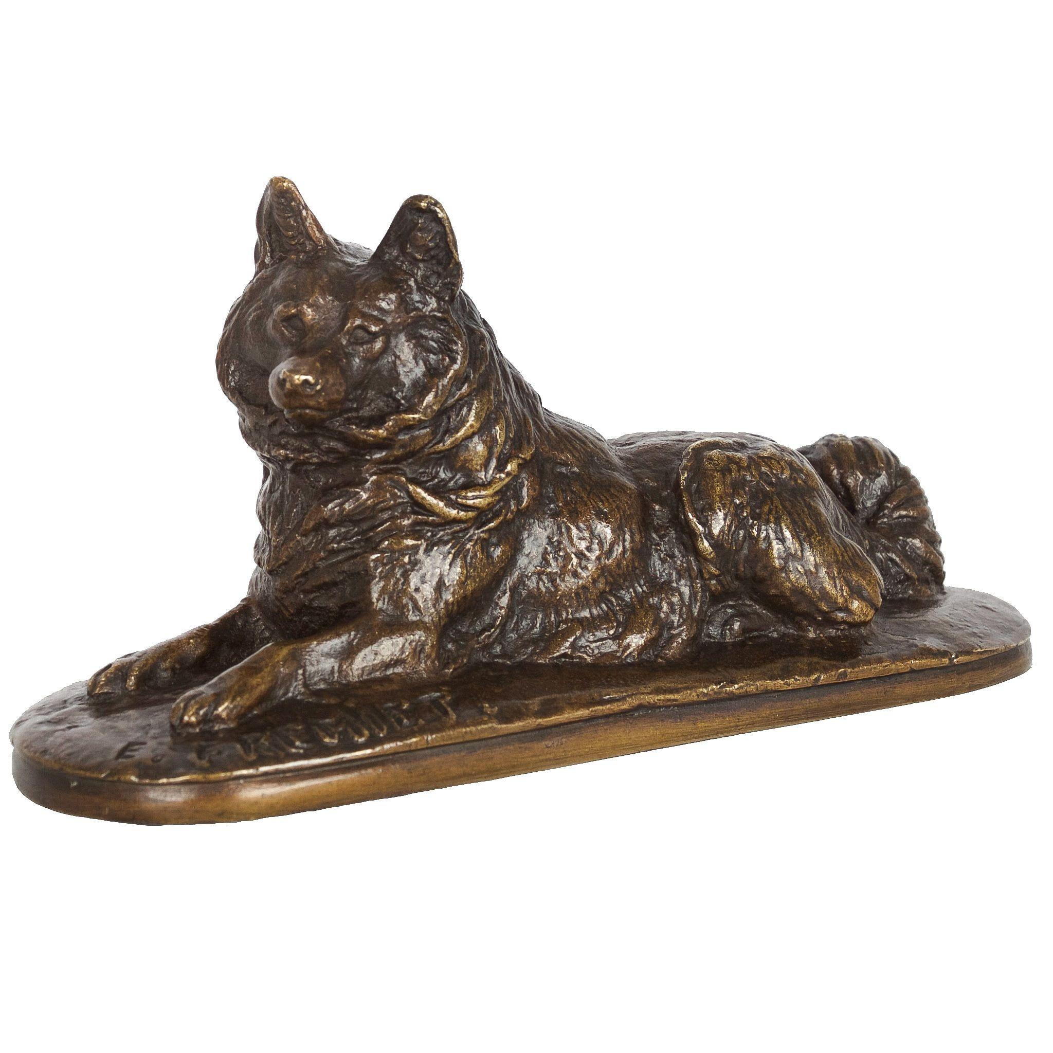 EMMANUEL FREMIET
Francés, 1824-1910

Chien loulou couché

Pátina marrón matizada sobre bronce fundido en arena  Firmado en la base 