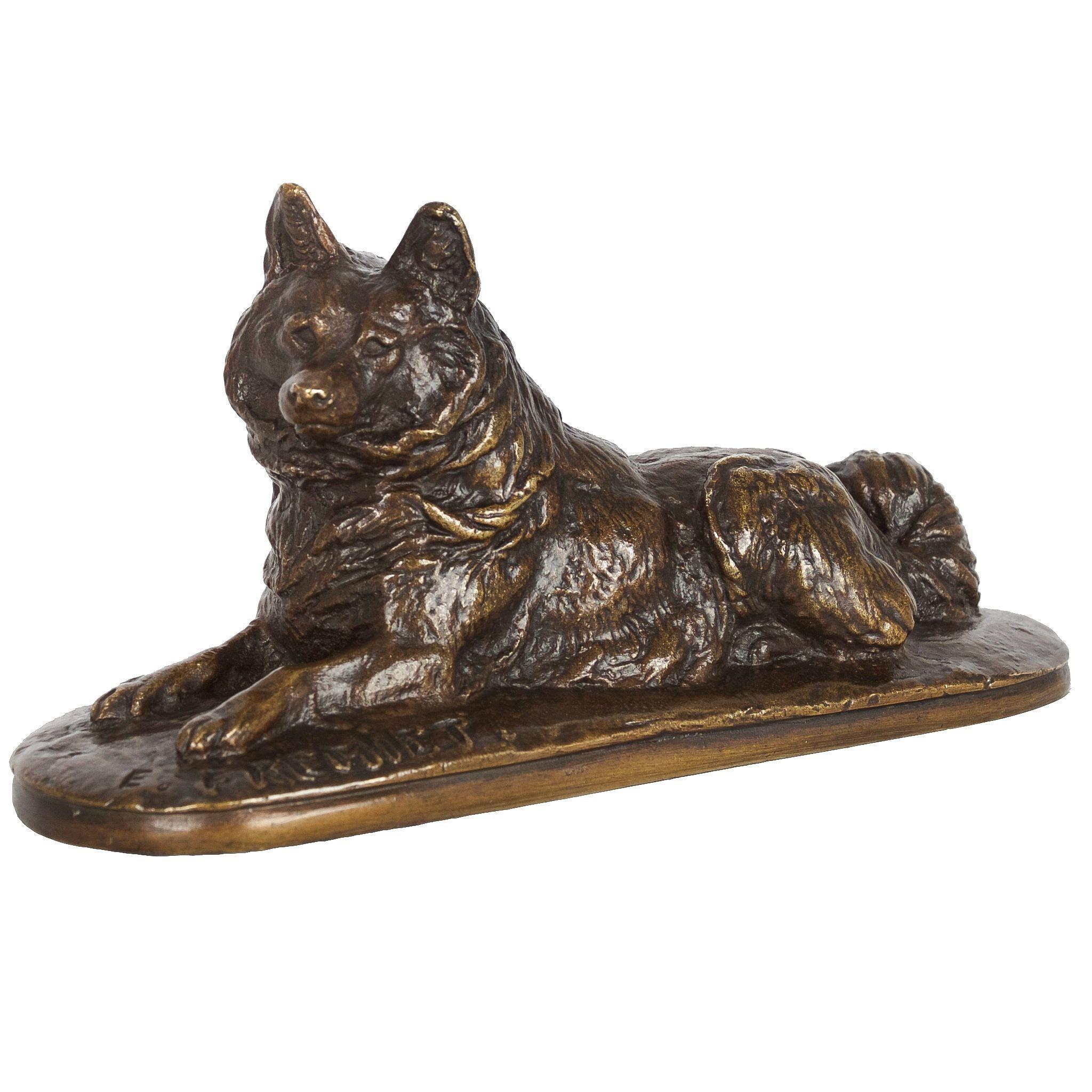 EMMANUEL FREMIET
Français, 1824-1910

Chien loulou couché

Patine brune nuancée sur bronze coulé au sable  Signé en bas 