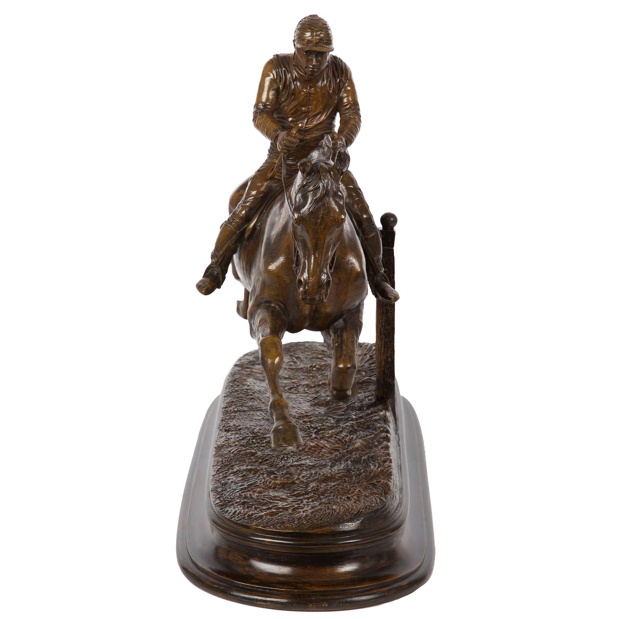 Französische antike Bronzeskulptur eines Jockeys und eines Löwenpferdes aus Stallion von Jules Bennes (20. Jahrhundert) im Angebot