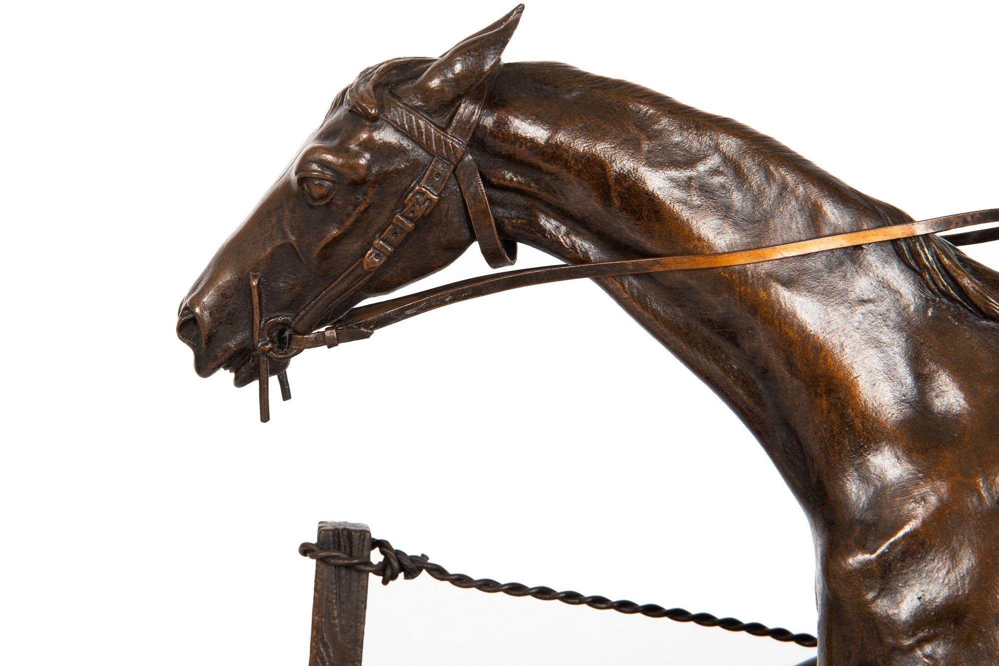 Sculpture française ancienne en bronze représentant Jockey sur un cheval de course par H.R. de Vains en vente 4