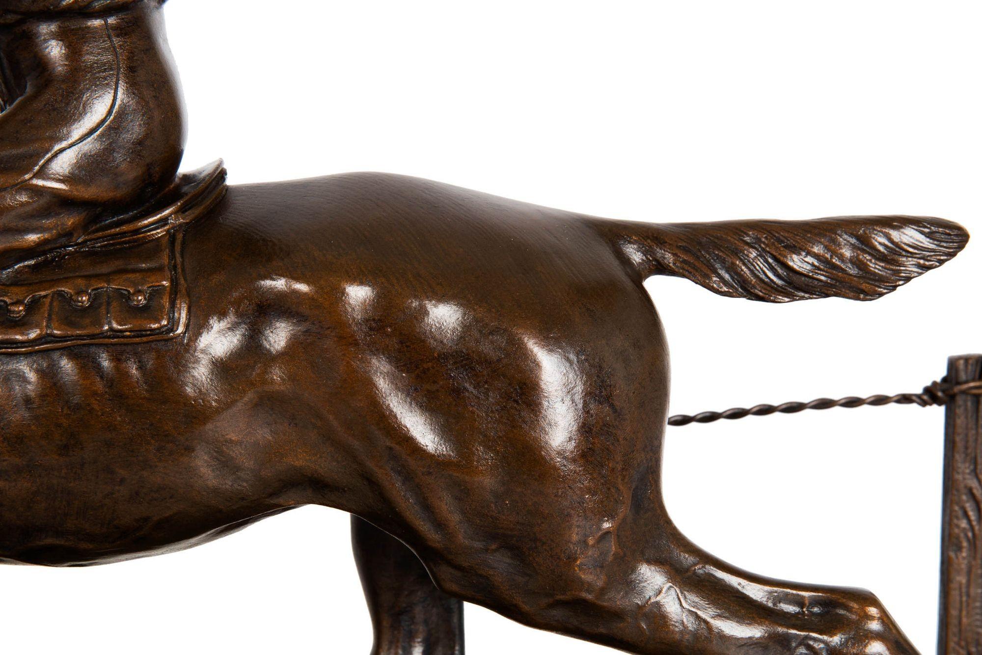 Sculpture française ancienne en bronze représentant Jockey sur un cheval de course par H.R. de Vains en vente 5