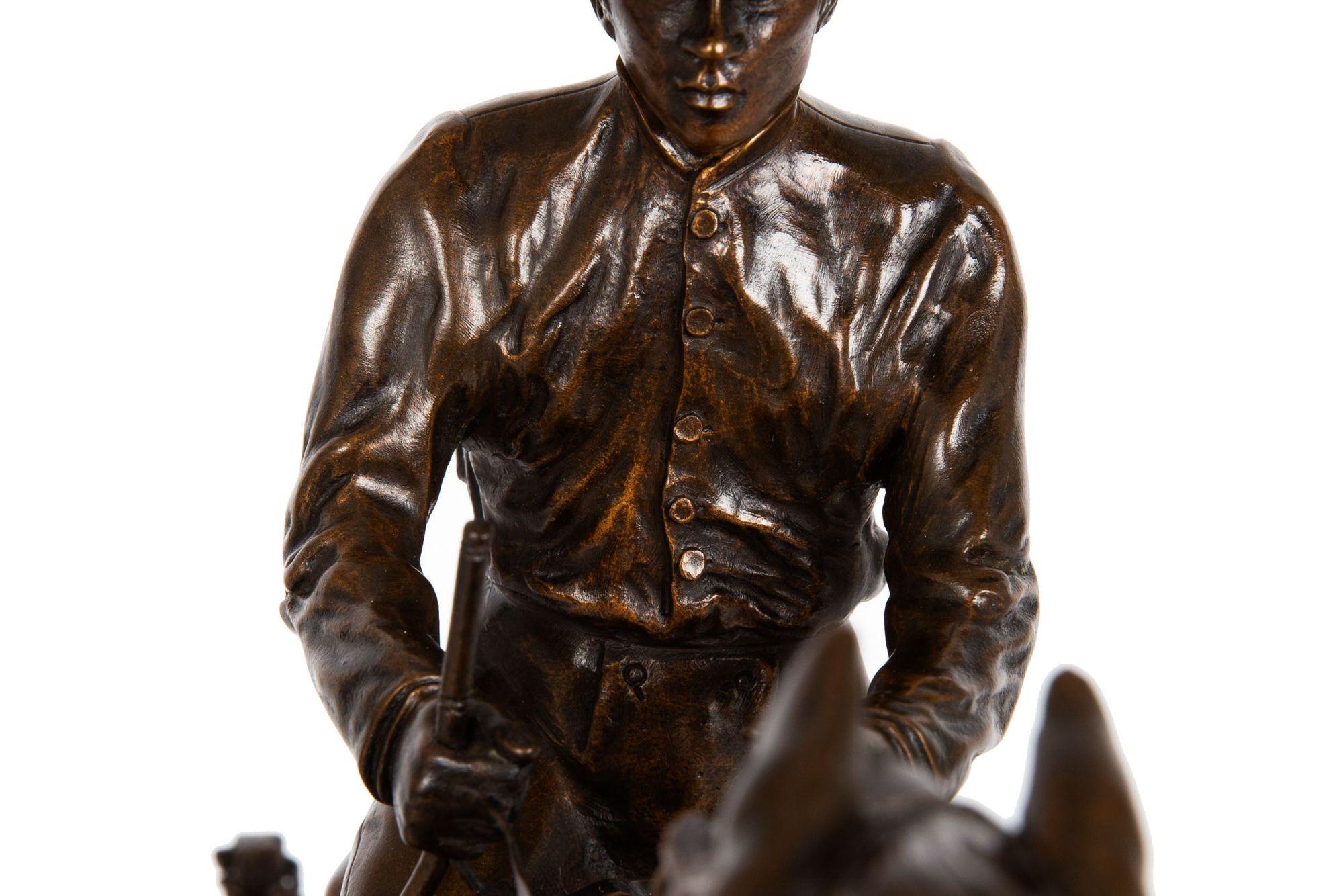 Französische antike Bronzeskulptur eines Jockeys auf Reitpferd von H.R. de Vains im Angebot 11