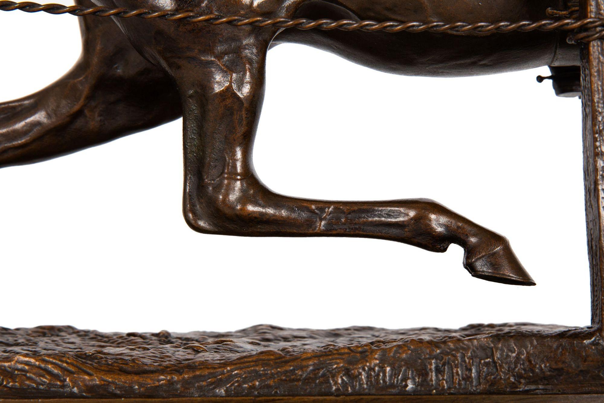 Französische antike Bronzeskulptur eines Jockeys auf Reitpferd von H.R. de Vains im Angebot 13