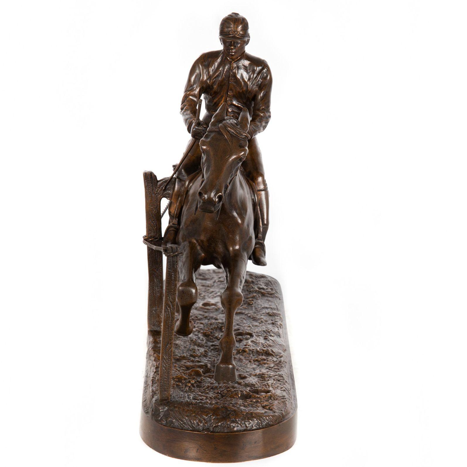 Französische antike Bronzeskulptur eines Jockeys auf Reitpferd von H.R. de Vains (Romantik) im Angebot