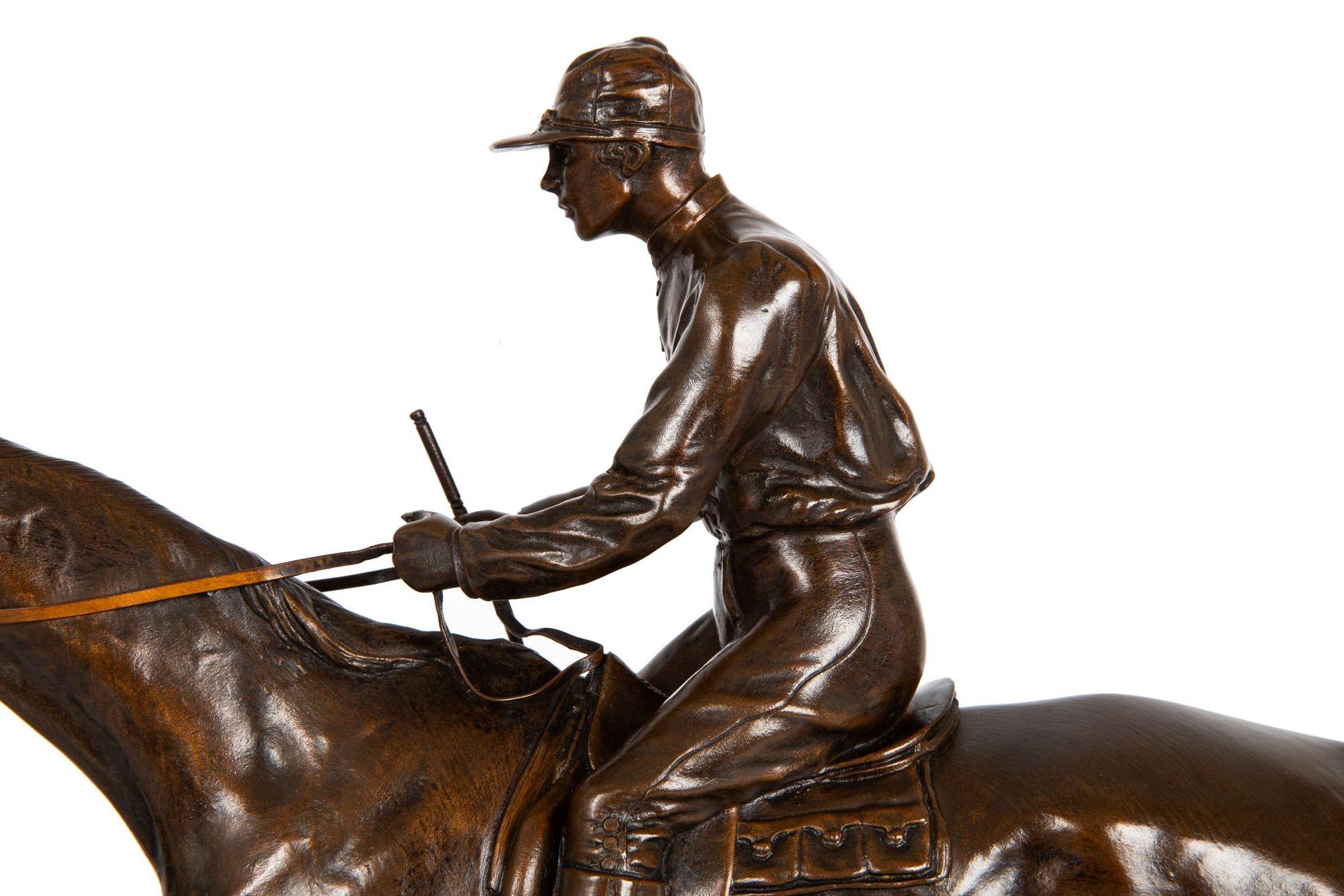Französische antike Bronzeskulptur eines Jockeys auf Reitpferd von H.R. de Vains (19. Jahrhundert) im Angebot