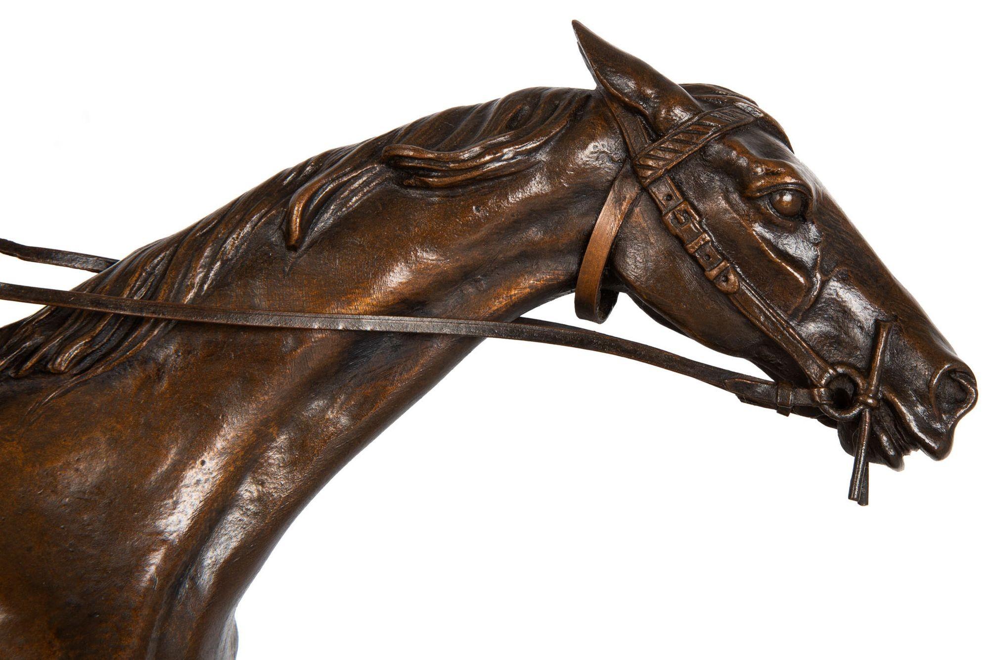 Sculpture française ancienne en bronze représentant Jockey sur un cheval de course par H.R. de Vains en vente 2