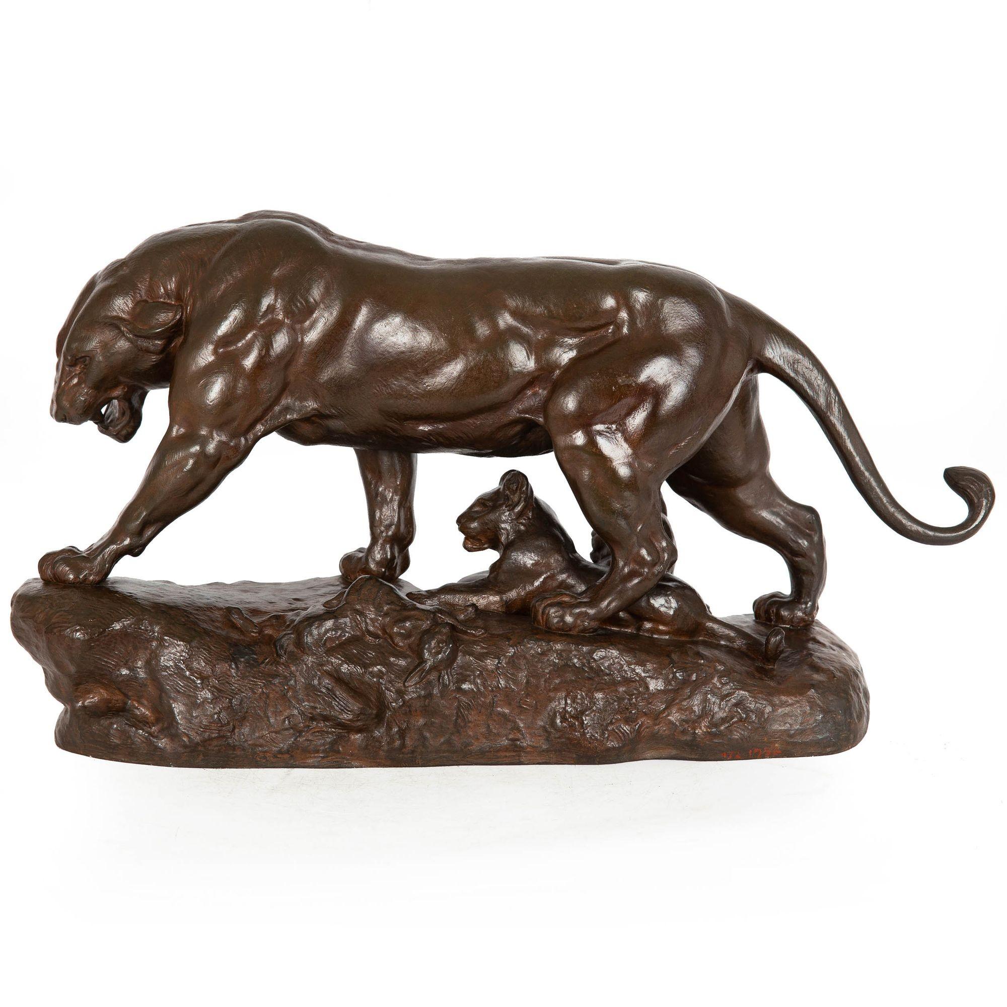Français Sculpture française ancienne en bronze représentant une lionne et des cubes par Charles Valton, vers 1910 en vente