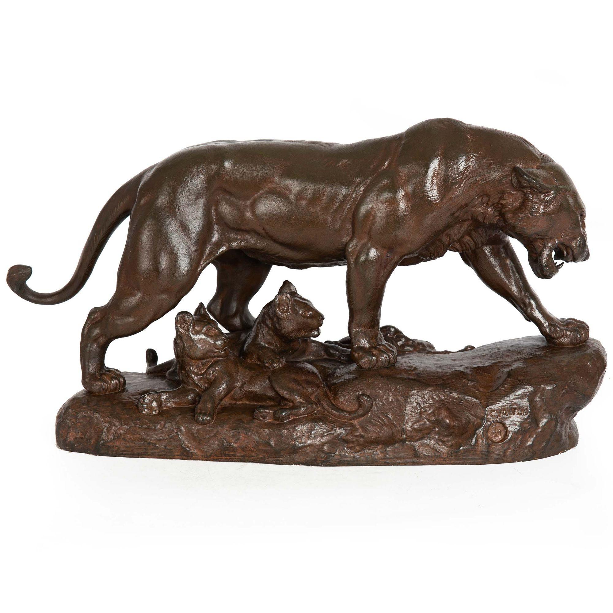 CHARLES VALTON
Français, 1851-1913

Lionne et deux lionceaux

Bronze patiné brun rougeâtre  Signé 