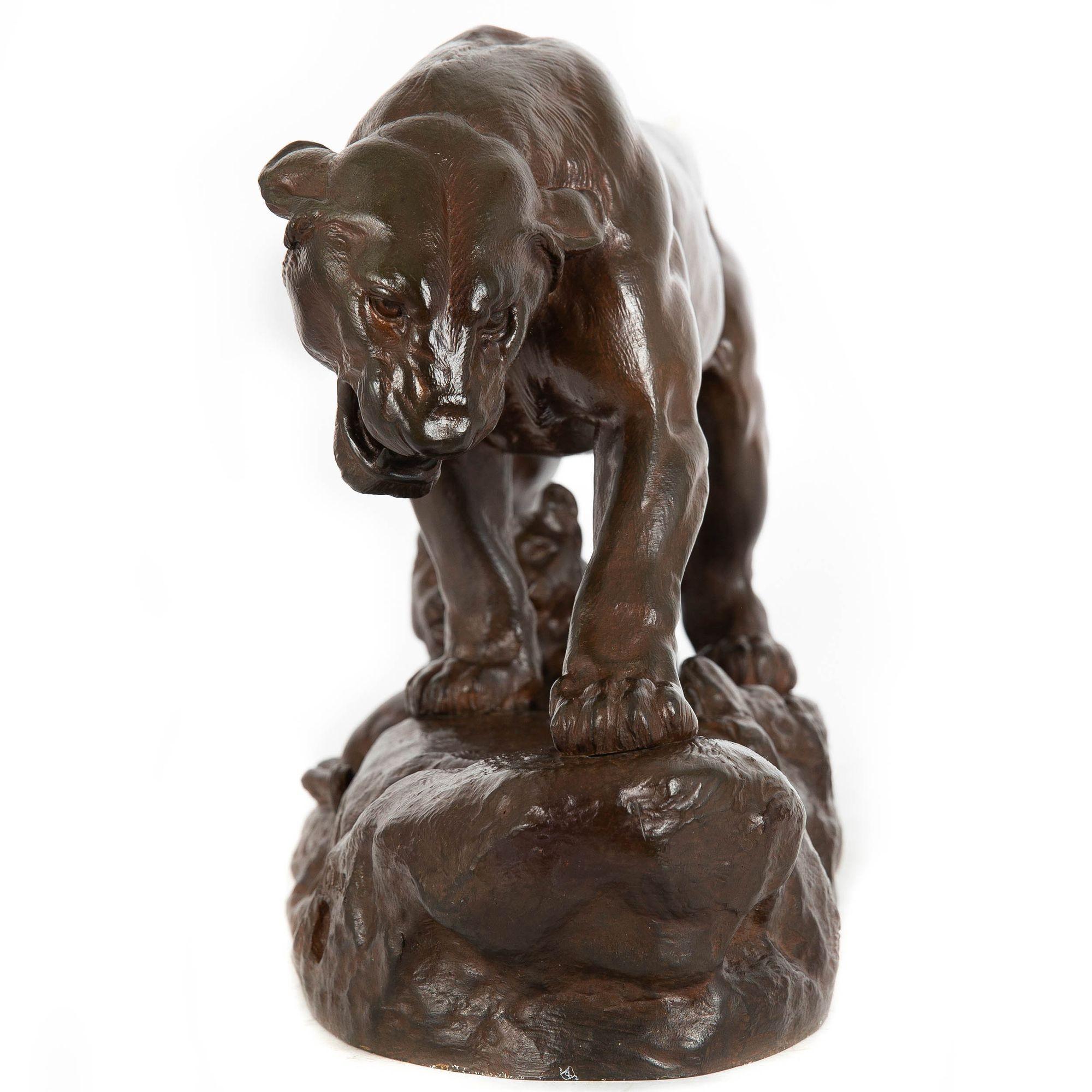 Französische antike Bronzeskulptur der Löwen und Krüge aus Bronze von Charles Valton, um 1910 (20. Jahrhundert) im Angebot